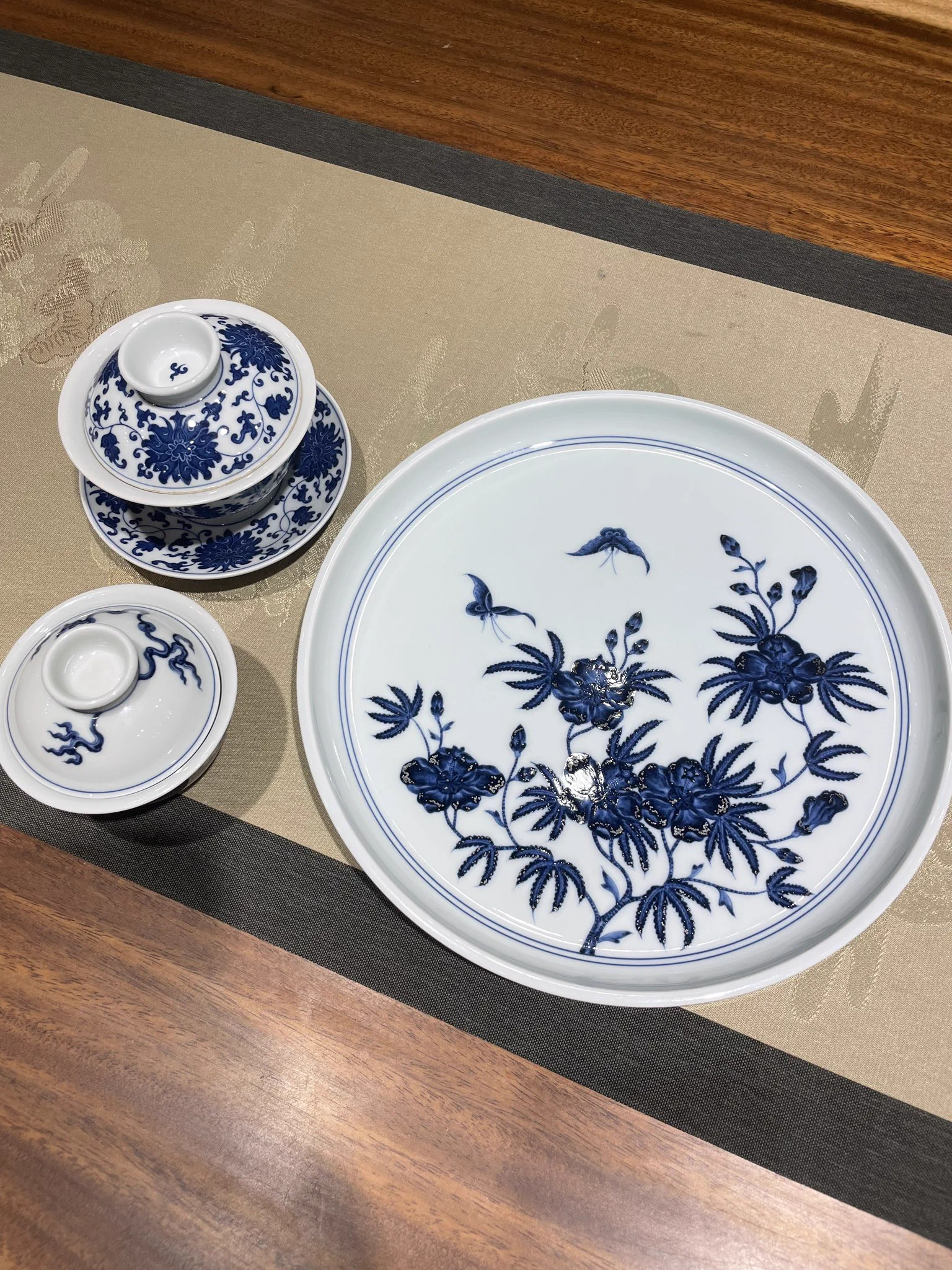 在新天地遇到了一个景德镇瓷器的店老板是一个95年的富二代小哥哥之前在国外留学热爱中国传统的玩意儿然后家里支持开了一个这样的店在其他富二代玩超跑 把妹的时候他通过景德镇瓷器认识了一些富一代拓宽了家族集团的业务也算是年少有为了95年的他去年通过家族联姻了#富二代 #瓷器 #景德镇 https://t.co/UClfJjtv7K