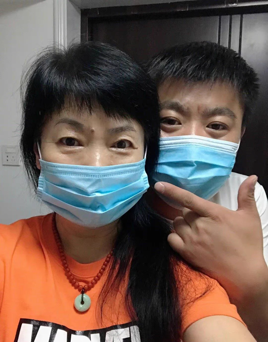 每天把老妈往死里操，她皮肤越来越好了。私下里已经不叫她妈妈了，她让我叫她名字，我直接叫她骚逼，一开始她还不高兴，但是一高潮就听话了，叫母狗她都不生气，这两天故意不操她，居然主动给我舔蛋，真是个尤物，晚上得奖励她一下了 https://t.co/gpLR9U8JIl