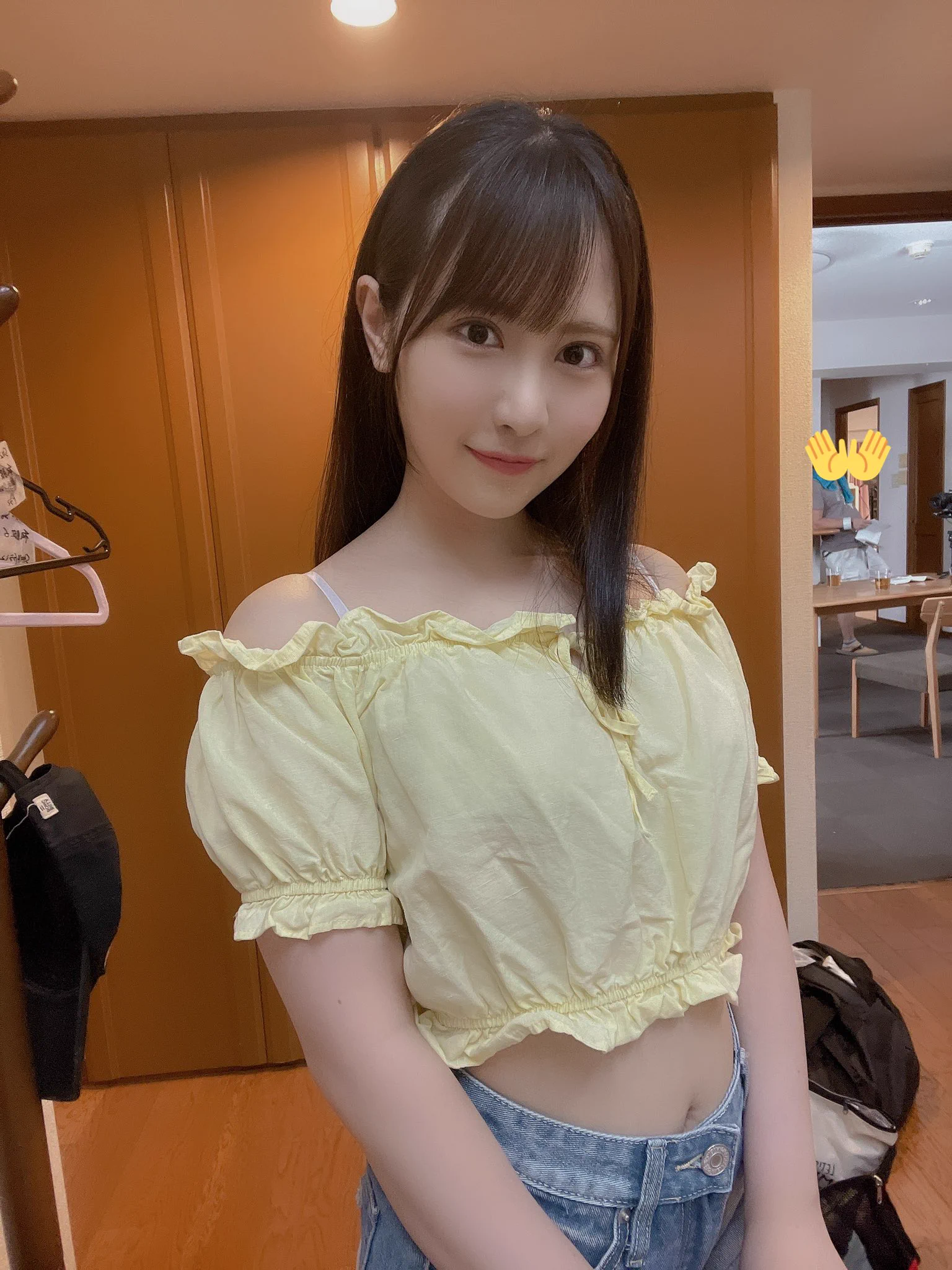 この前デビュー作品のパッケージと同じ服着た🥺🤍 https://t.co/jD0ilyUsYc
