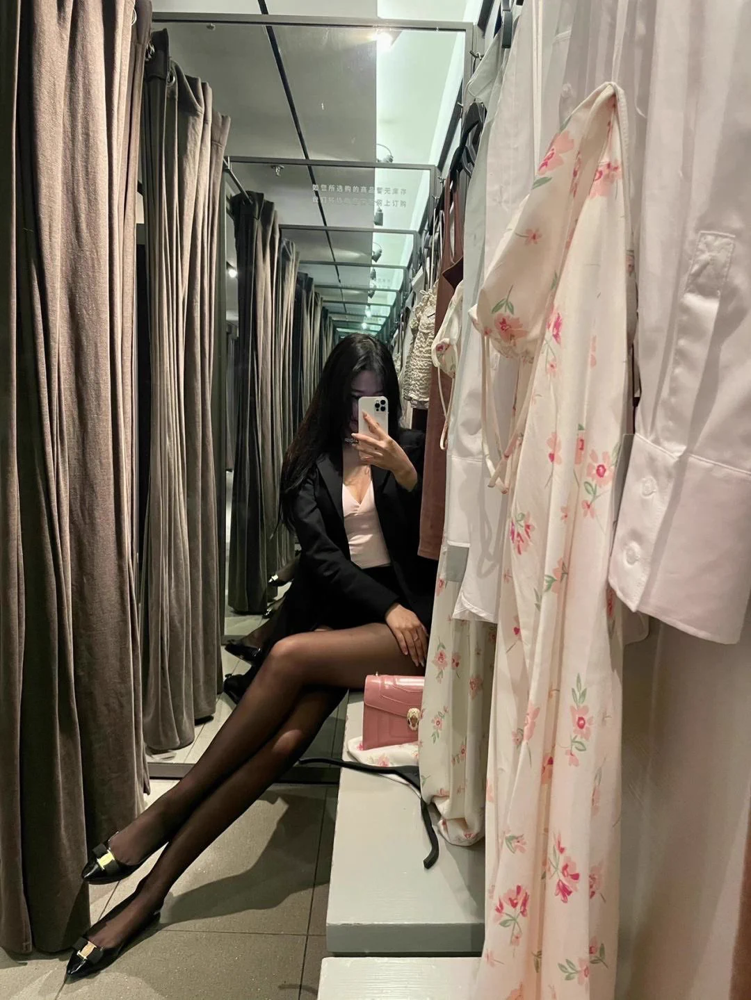 更衣室来一组～维密圈有其他图集……详情看我主页简介。 https://t.co/Eko7Hz8BMU