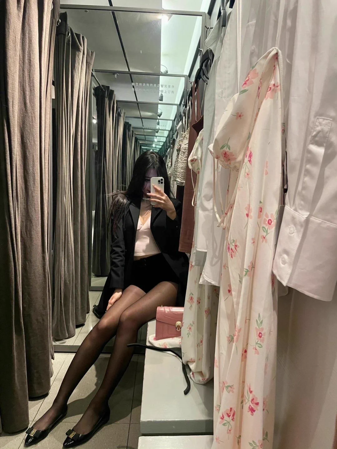 更衣室来一组～维密圈有其他图集……详情看我主页简介。 https://t.co/Eko7Hz8BMU