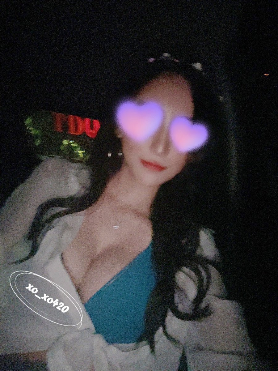 剛剛翻了手機的照片才發現
原來我穿比基尼喝酒那天
在計程車要回家路上有自拍
那個小眼神有夠ㄎㄧㄤ🤣

然後我要跟女孩們推薦
Bobbi brown的五花肉高光超好用！
我的鼻頭跟山根那裡就是🥰

#比基尼是Wave https://t.co/4WmyPwPf82