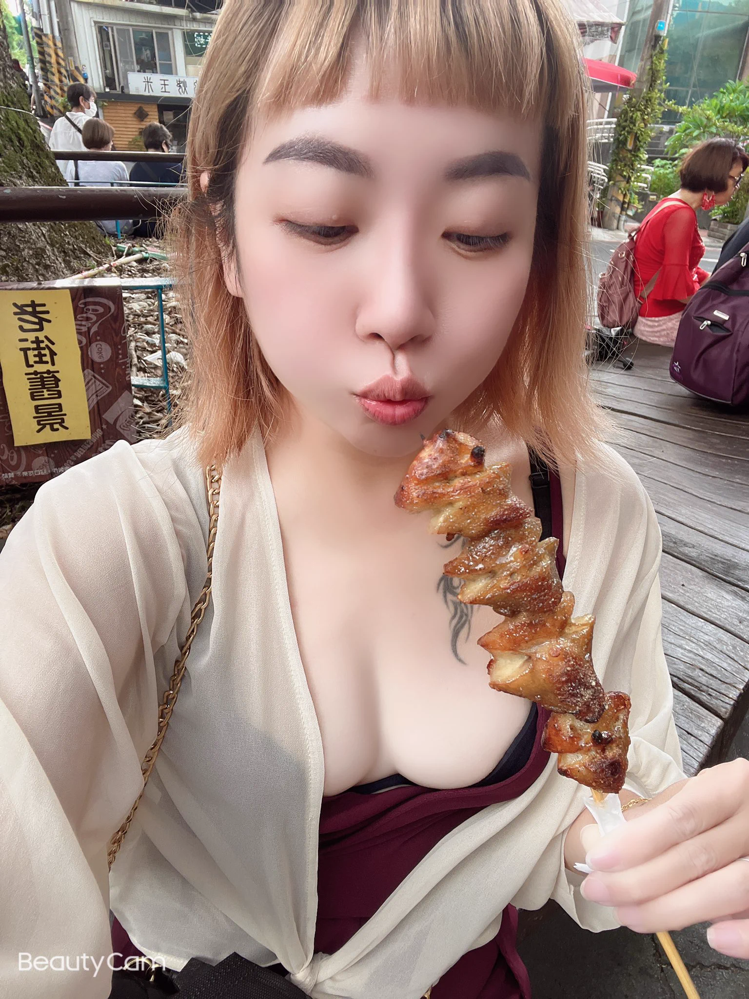 來深坑推薦一下，這間超好吃的七里香跟香腸，老板娘阿姨人很熱情❤️又開朗，來深坑老街歡迎買來吃看看唷！#入口左邊第一攤紹維七里香 https://t.co/IaKtWNHl9c