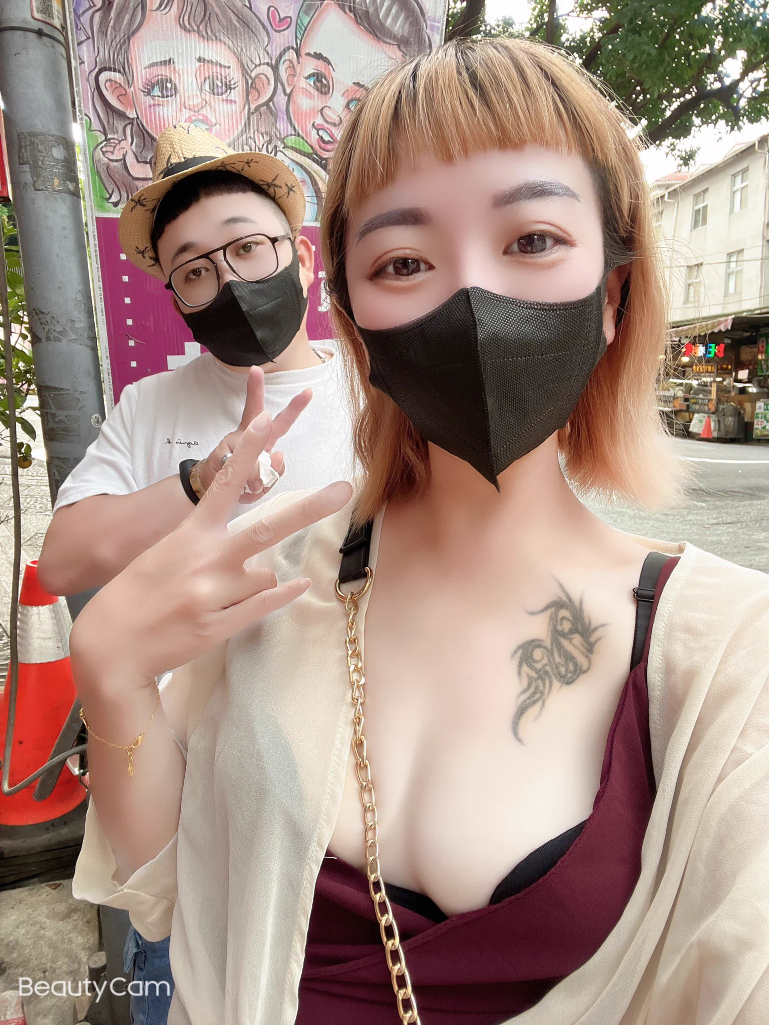 來深坑推薦一下，這間超好吃的七里香跟香腸，老板娘阿姨人很熱情❤️又開朗，來深坑老街歡迎買來吃看看唷！#入口左邊第一攤紹維七里香 https://t.co/IaKtWNHl9c