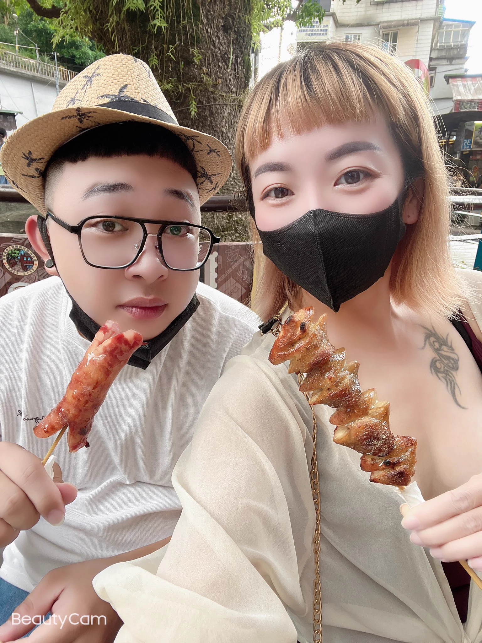 來深坑推薦一下，這間超好吃的七里香跟香腸，老板娘阿姨人很熱情❤️又開朗，來深坑老街歡迎買來吃看看唷！#入口左邊第一攤紹維七里香 https://t.co/IaKtWNHl9c