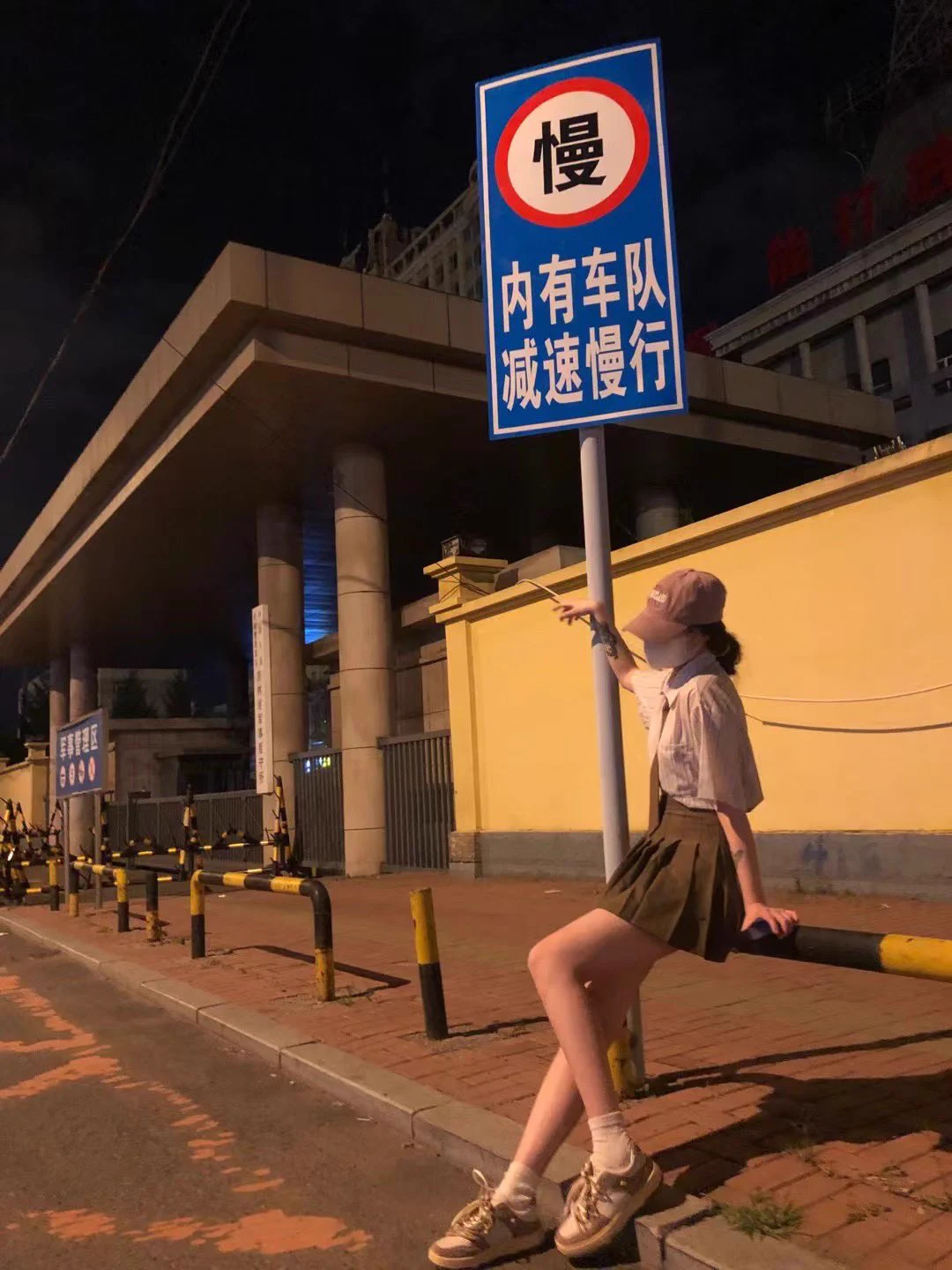 【77小美女】一个已经上班的女孩子。比较社会。看着挺干净一女生，袜子穿的类型不大喜欢非常脏，她时常在朋友圈更新大尺度照片…而且大家现在尽量少上街，由于流行原因。满大街都是这种小白袜穿着。逛一圈硬一圈。 https://t.co/si5l2fNzCO
