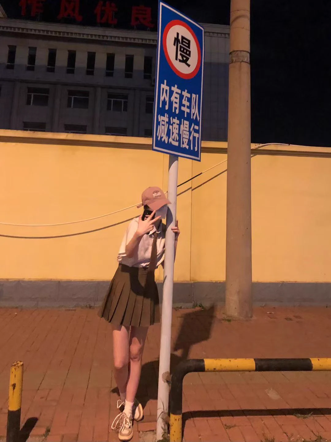 【77小美女】一个已经上班的女孩子。比较社会。看着挺干净一女生，袜子穿的类型不大喜欢非常脏，她时常在朋友圈更新大尺度照片…而且大家现在尽量少上街，由于流行原因。满大街都是这种小白袜穿着。逛一圈硬一圈。 https://t.co/si5l2fNzCO