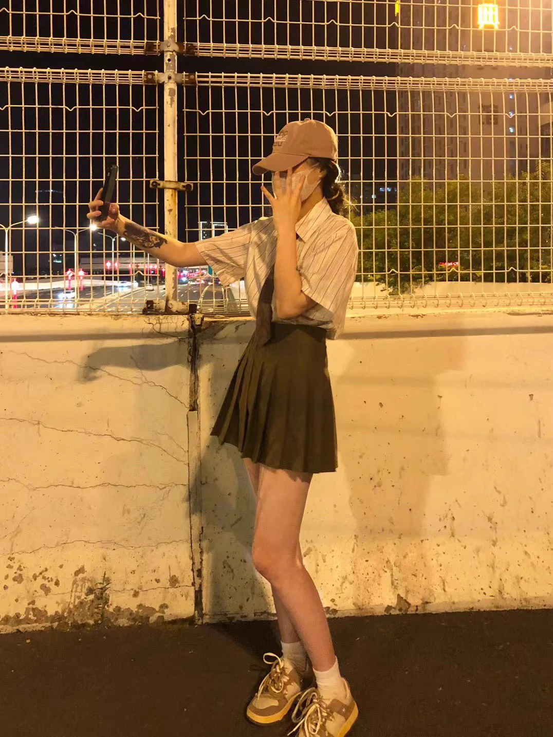 【77小美女】一个已经上班的女孩子。比较社会。看着挺干净一女生，袜子穿的类型不大喜欢非常脏，她时常在朋友圈更新大尺度照片…而且大家现在尽量少上街，由于流行原因。满大街都是这种小白袜穿着。逛一圈硬一圈。 https://t.co/si5l2fNzCO
