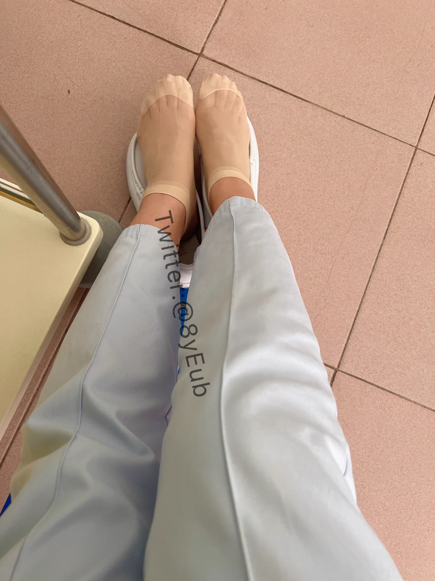 闷了一天，脱了鞋透透气吧#丝袜 https://t.co/vTTs7cqYoD