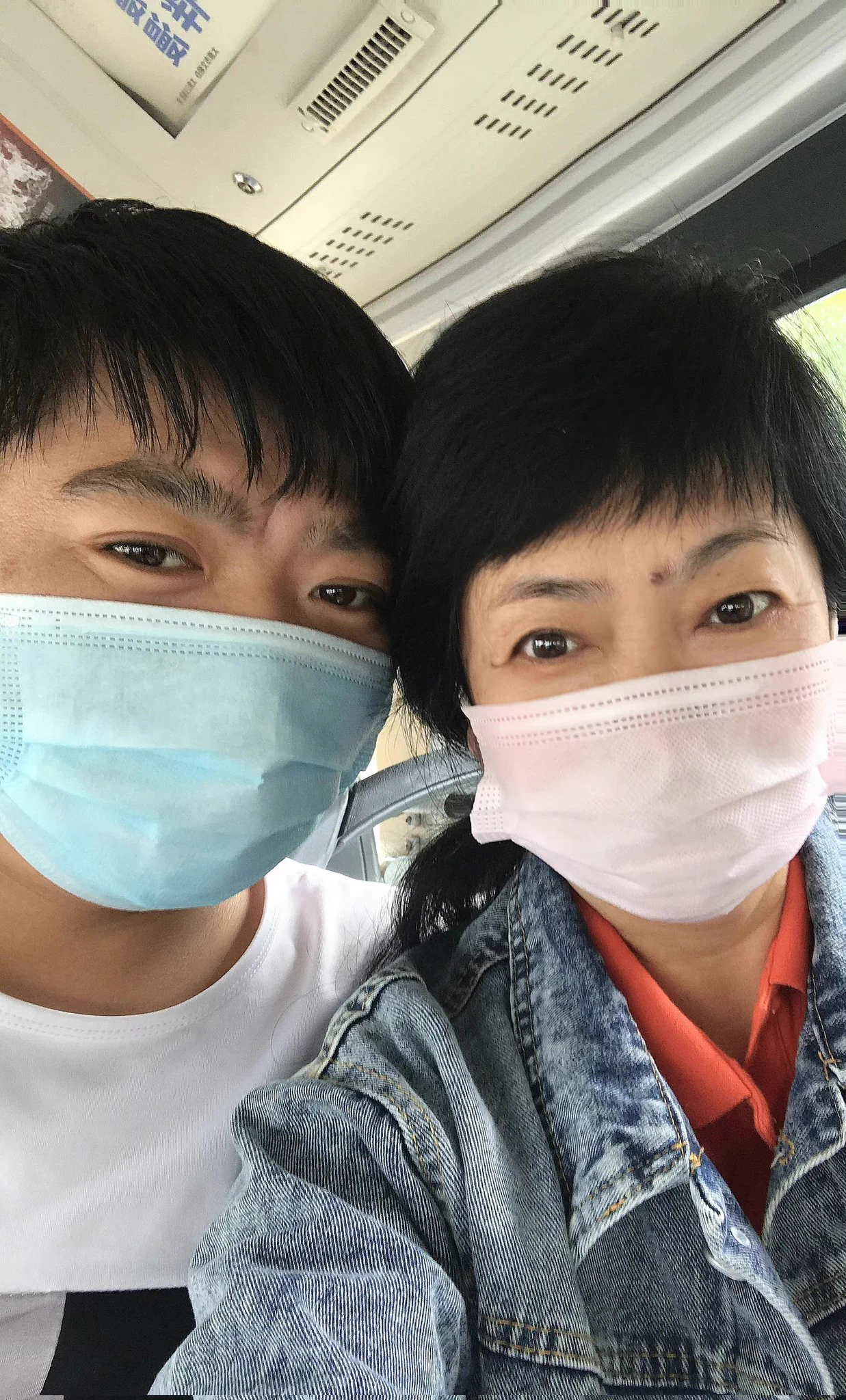 情人节来云南玩了，在车上有个游客问我跟妈妈的关系，我妈说，我们是夫妻，那个人说，看我们还挺有夫妻相，真的很会说话。这句话我妈一直记在心里，开心了一整天。可惜今天太累了，洗完澡她就睡着了，只能明天再日她了 https://t.co/2DVxj98E6d
