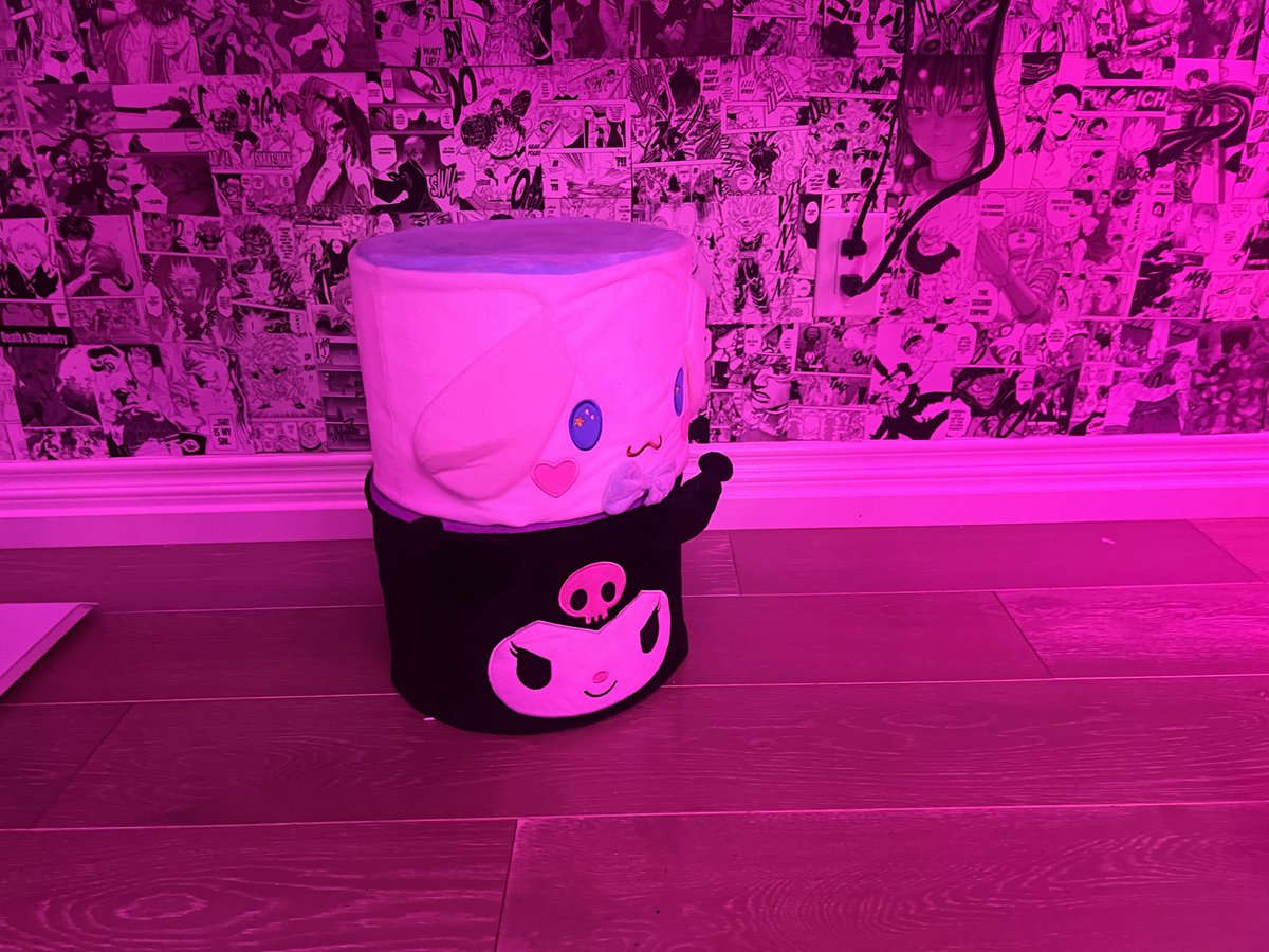 @EggerScaledBack lol just the ones i have plugged into the outlet everything else is in cable management boxes attached and threaded through the back of my desk so no wires are showingggg https://t.co/0UpfQuZYLa