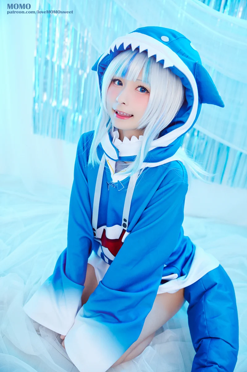 今回 #C100 の新刊、がうる・ぐらを紹介します！全部8種類サメちゃんの衣装を収録します✨この夏、サメ大量発生だよ🦈🔱#gawrt #gawrgura https://t.co/JwTxr7Dksf