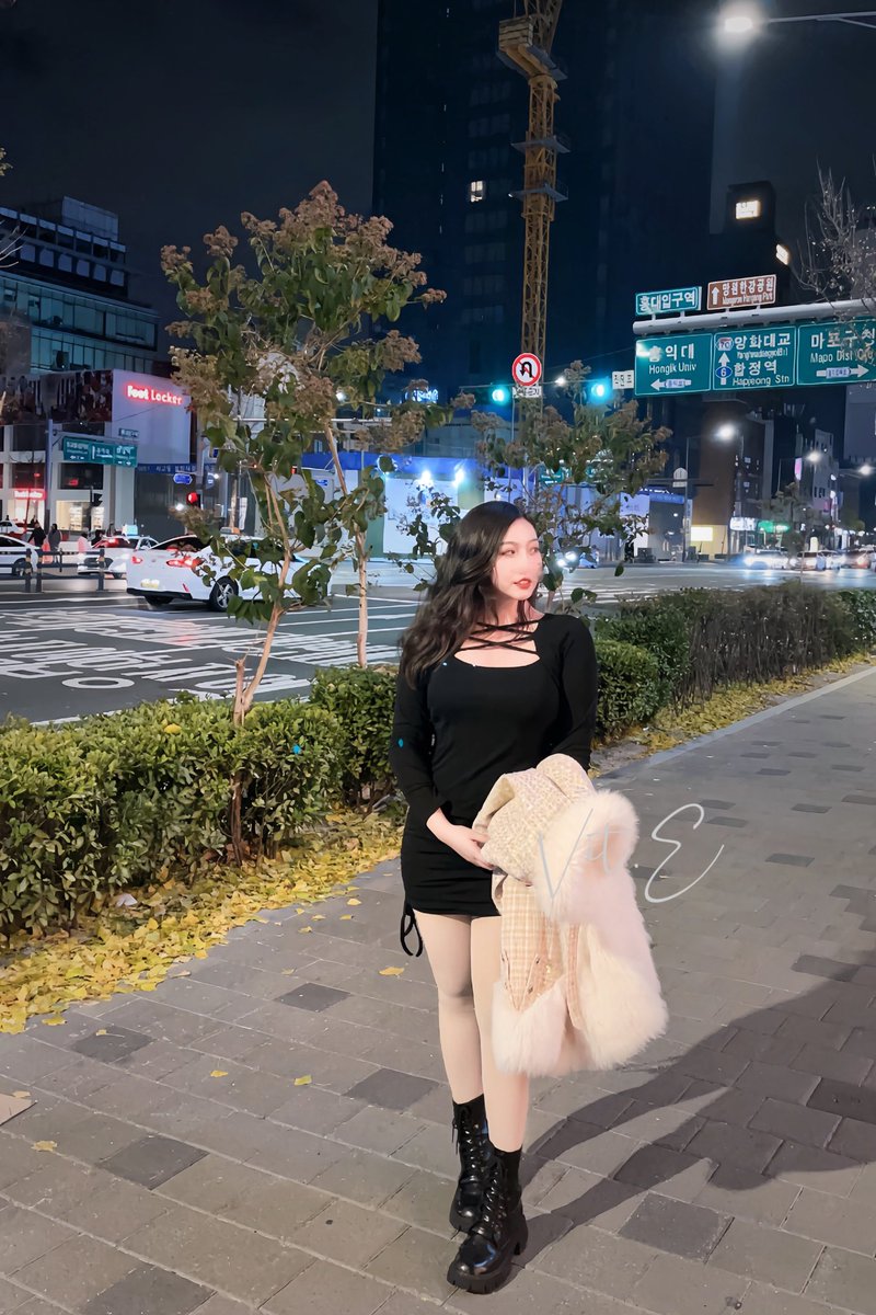 首爾🇰🇷凌晨四點
零下三度的酒吧穿搭♪( ´▽｀）

#不在辦公室 

去韓國的兩位旅伴回來都病倒了
獨剩我還努力屹立不搖（？
嚇得我今天灌了一堆溫水…🫠 https://t.co/8Qt6AZPUOi