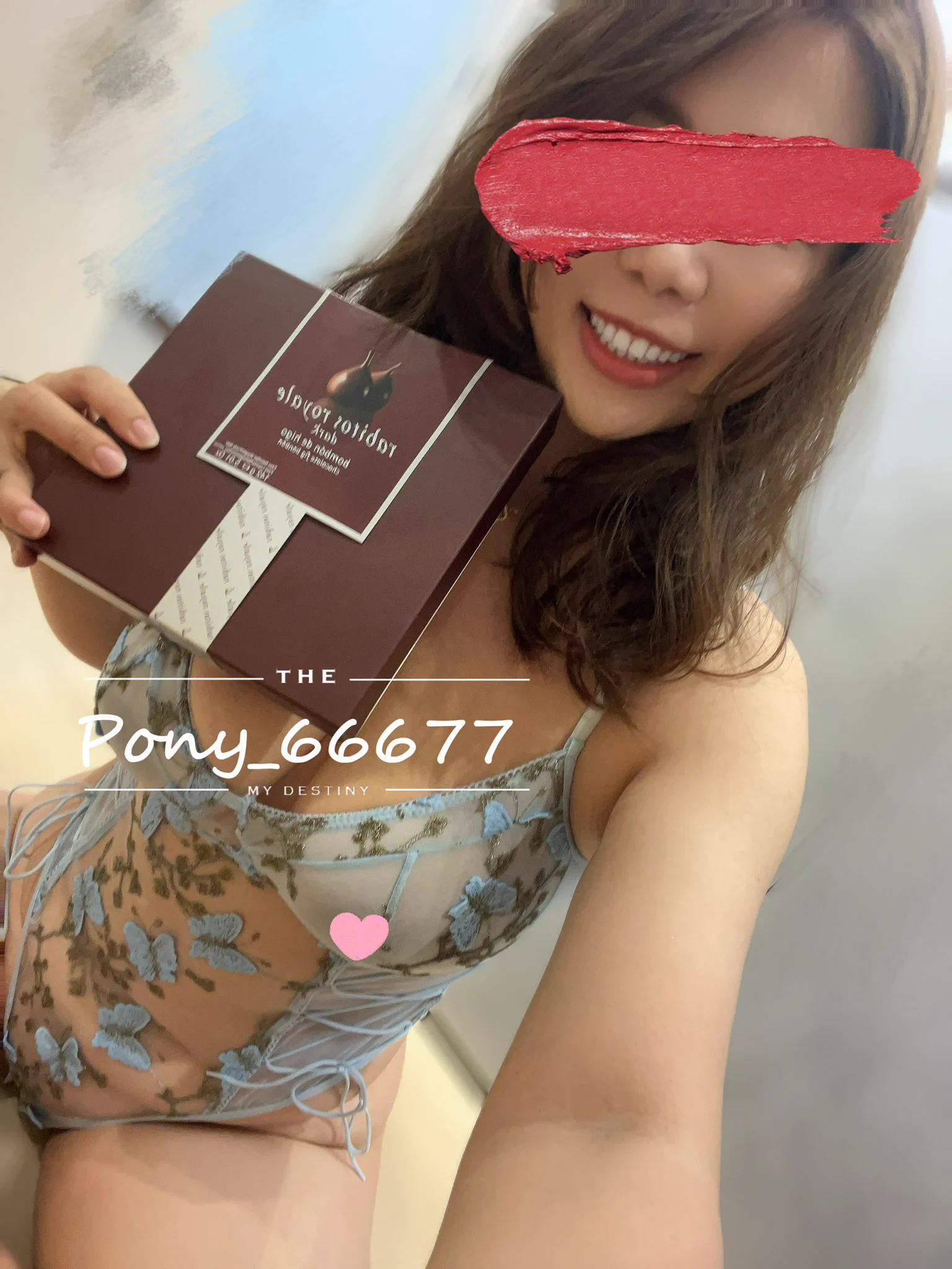 收到好多天了巧克力都快吃完了才來發感謝文是不是太散漫🤣🤣謝謝 @westvleteren404 幫忙代購的無花果巧克力。外面脆脆的黑巧克力包裹著QQ有嚼勁的無花果果乾，再搭配上柔滑的巧克力內餡跟些微的酒味，好好吃😋推薦給喜歡果乾加巧克力的組合的朋友們，有機會買到的話可以試試看囉！ https://t.co/6p0lmvNUj9