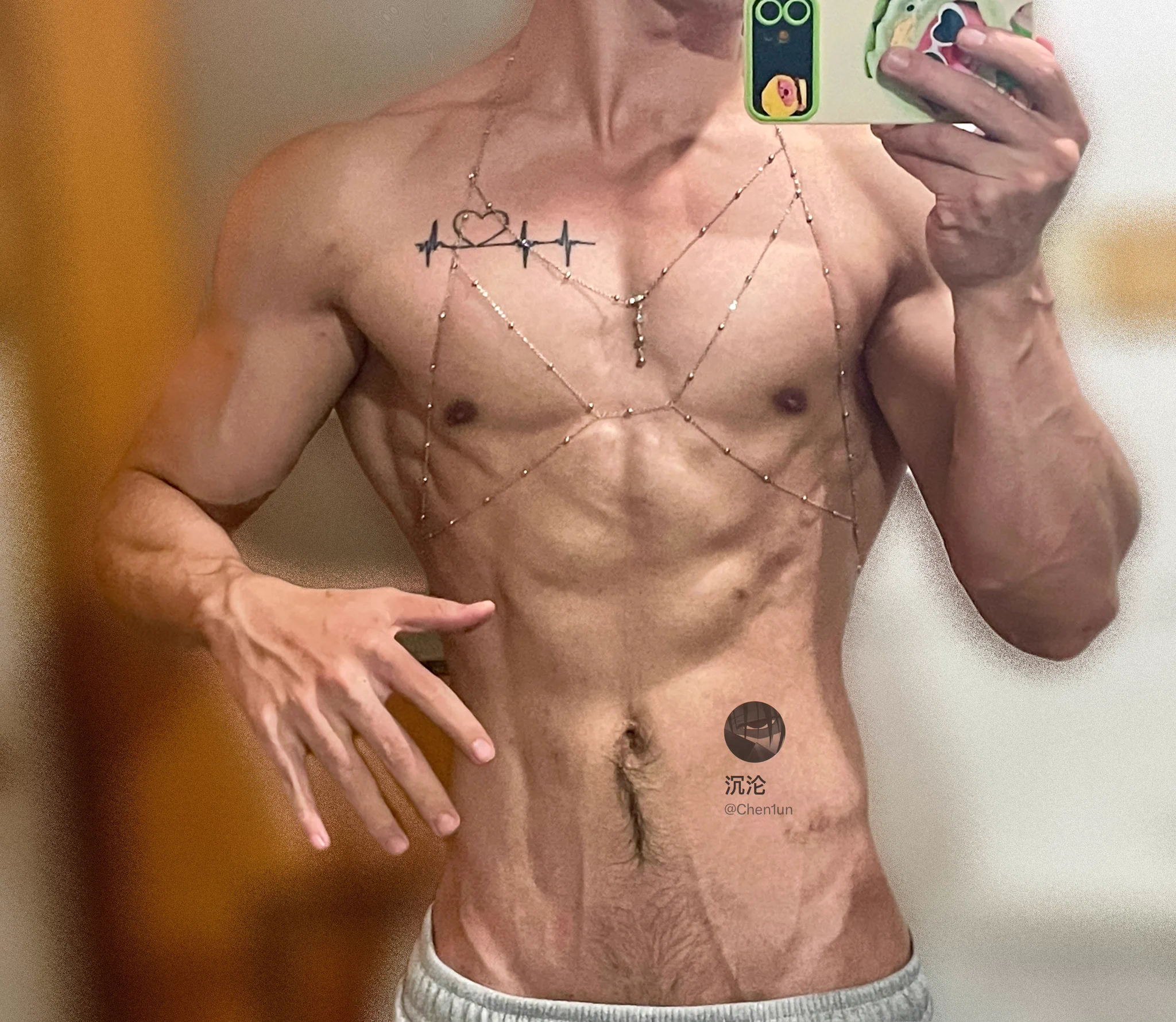 胸链穿我身上 还挺色情 🥵（过程太紧蹦开了一次 有些勒肉） https://t.co/d1YMgv9rdu