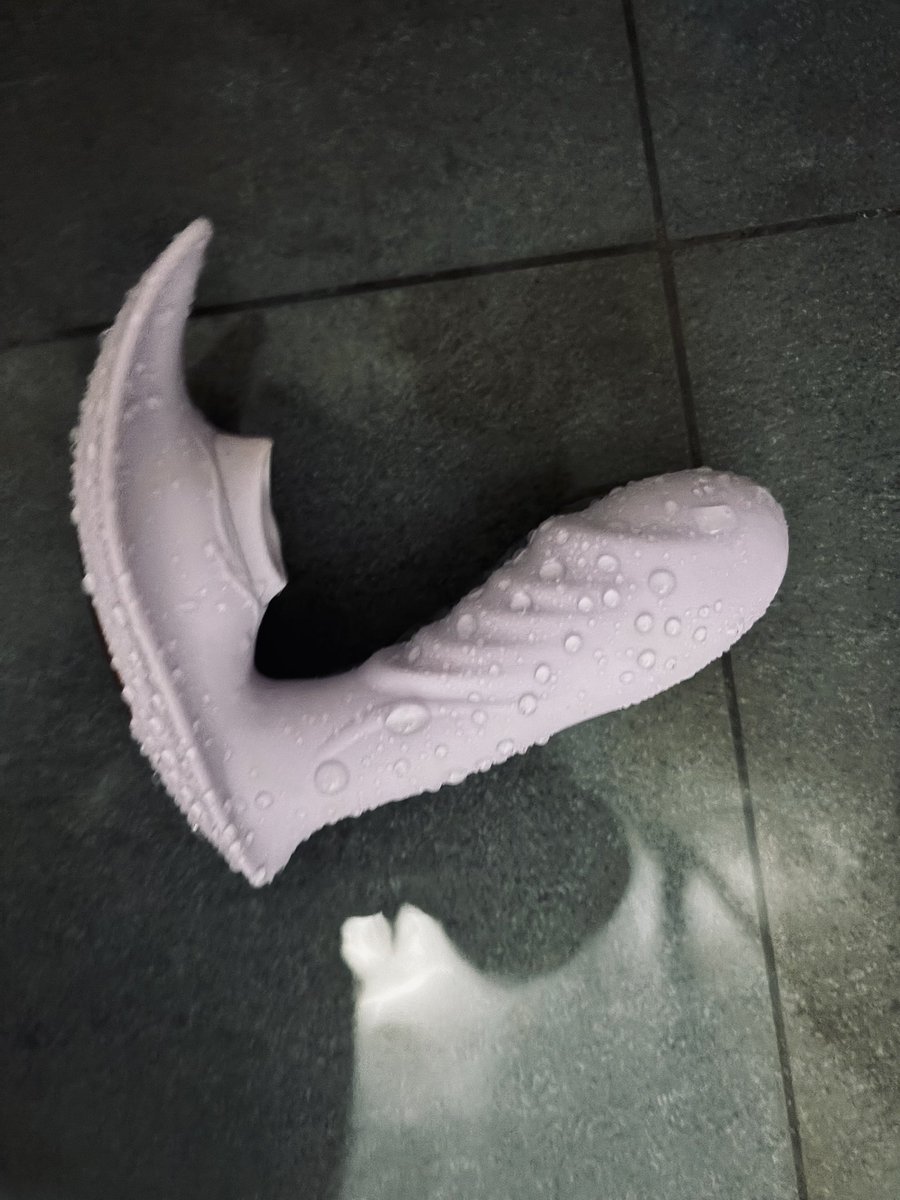 這玩意被我放在青埔的家裡
這次回家想說好久沒玩了難得回來就來玩一下吧
結果
再度被這東西搞死
在玩的過程中突然一陣尿意
高潮完立馬衝廁所
脫掉裙子和丁字褲後來不及要噴出來了所以就直接衝到淋浴間失禁ㄌ…🥹🥹
就這樣站著尿尿直到這東西從體內掉出來…
流的滿雙腿都是… https://t.co/q1N1jG53Tj