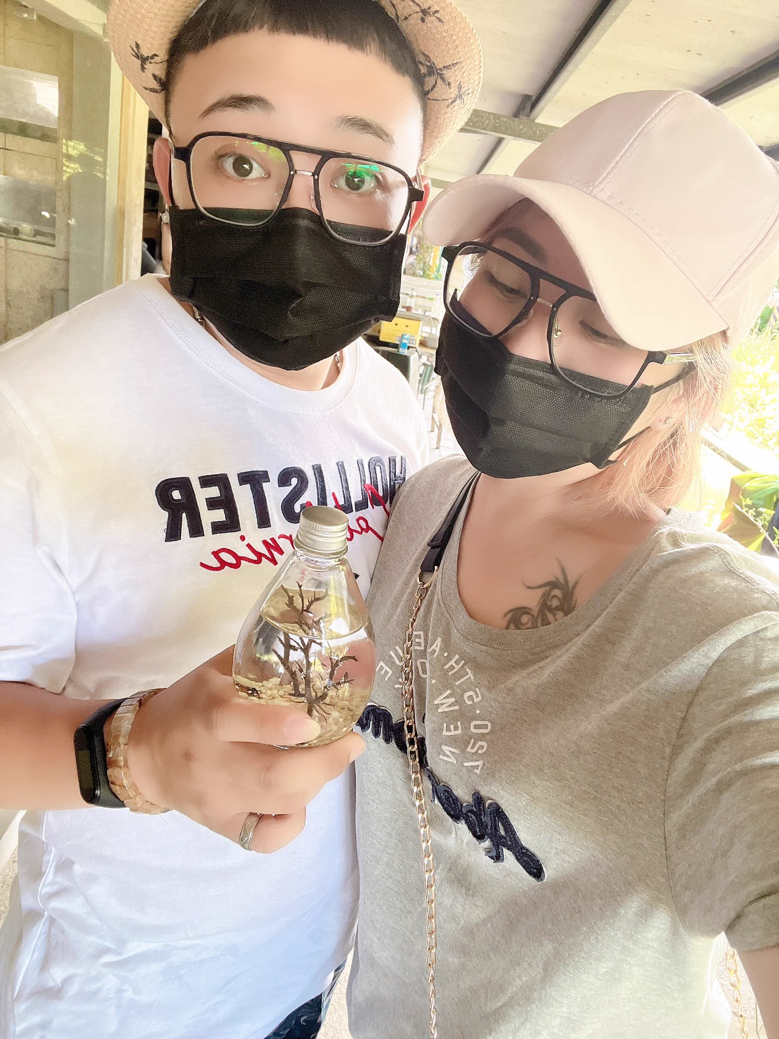 宜蘭輕旅行最終站，男友為我製作一份禮物🎁，最特別是瓶內有一隻小蝦蝦，居然回去不用餵食、換水，需要的是光照利用燈光產生水藻變成蝦蝦的食物行成瓶內食物鏈⋯⋯超特別可以養兩三年，最久14年超神奇😆。#宜蘭勝洋休閒農場 https://t.co/RLndKD7ZXE