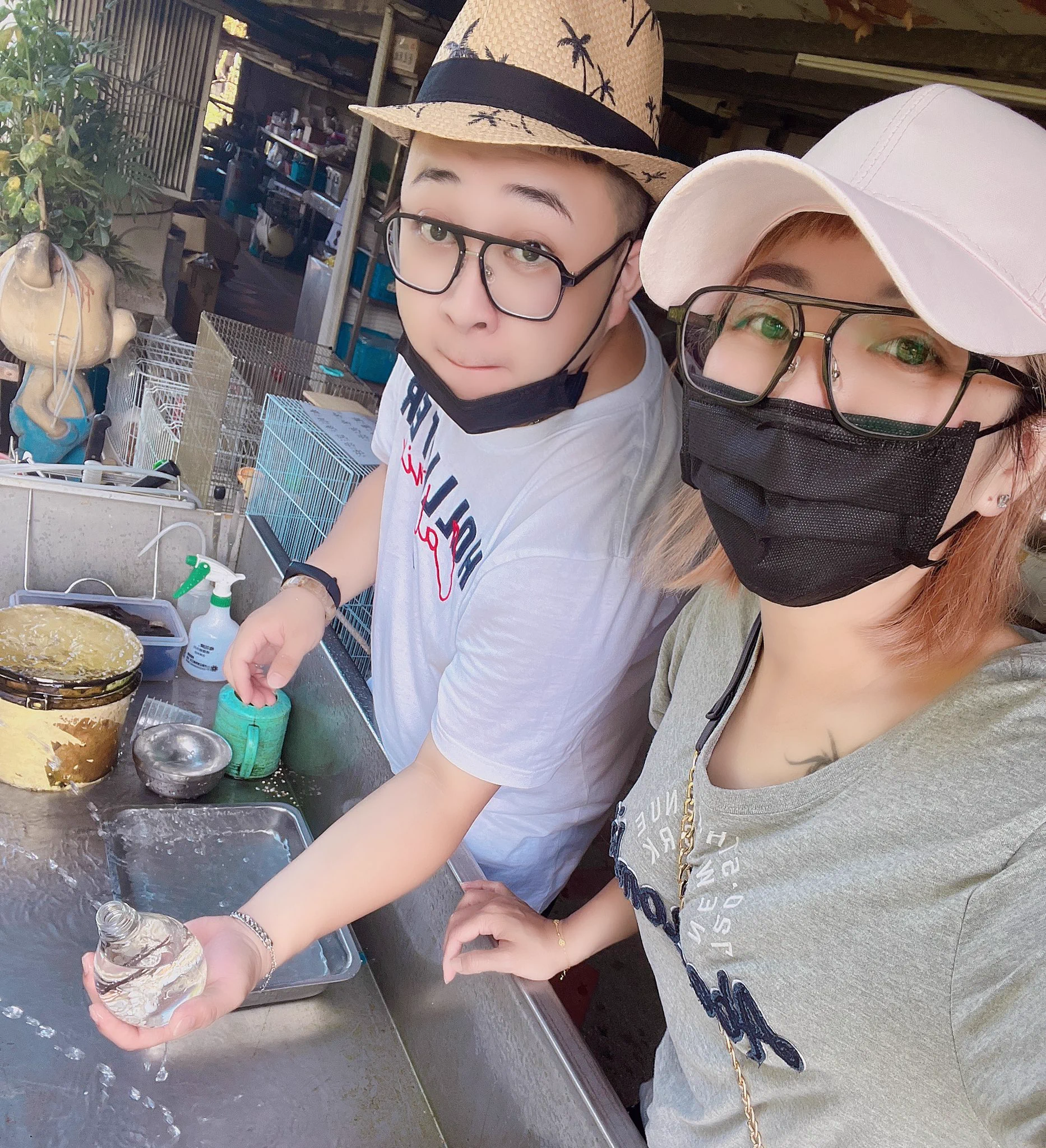 宜蘭輕旅行最終站，男友為我製作一份禮物🎁，最特別是瓶內有一隻小蝦蝦，居然回去不用餵食、換水，需要的是光照利用燈光產生水藻變成蝦蝦的食物行成瓶內食物鏈⋯⋯超特別可以養兩三年，最久14年超神奇😆。#宜蘭勝洋休閒農場 https://t.co/RLndKD7ZXE