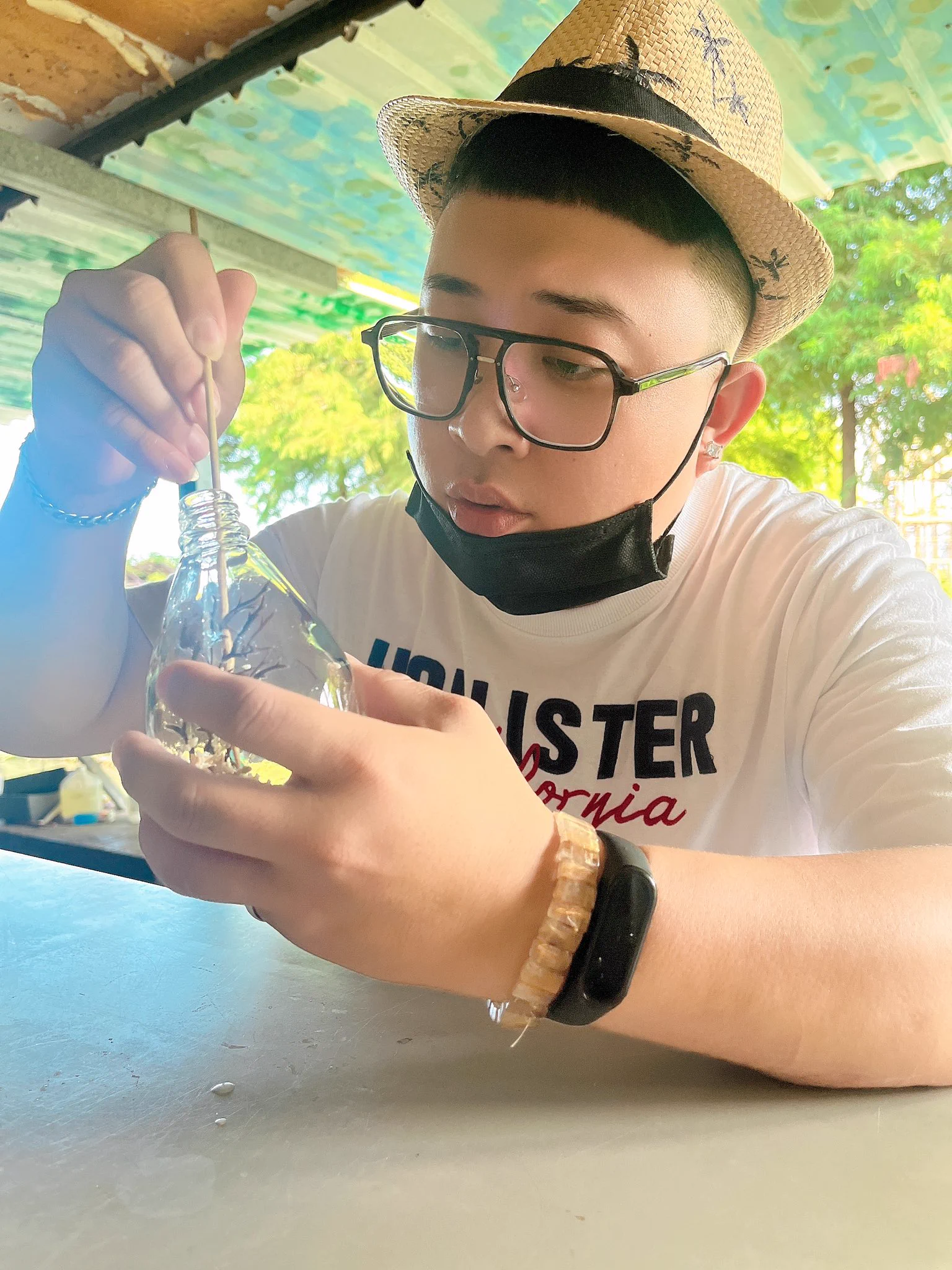 宜蘭輕旅行最終站，男友為我製作一份禮物🎁，最特別是瓶內有一隻小蝦蝦，居然回去不用餵食、換水，需要的是光照利用燈光產生水藻變成蝦蝦的食物行成瓶內食物鏈⋯⋯超特別可以養兩三年，最久14年超神奇😆。#宜蘭勝洋休閒農場 https://t.co/RLndKD7ZXE