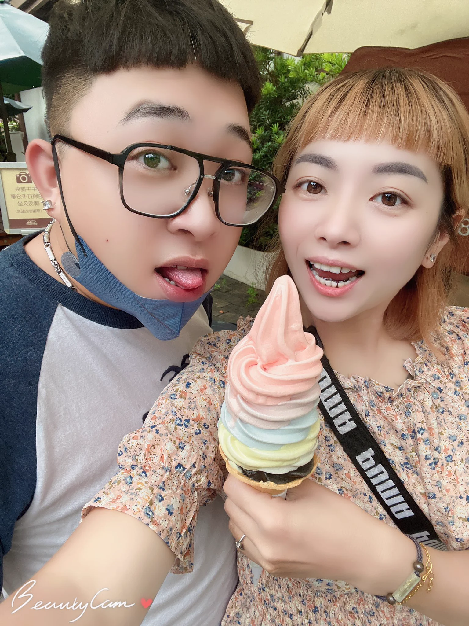 來嚐鮮….說真的價格蠻高一支要260元只是想拍拍照，味道其實滿普通，所以買一支拍照就好。#溪湖糖廠 https://t.co/SeUHK33SFU
