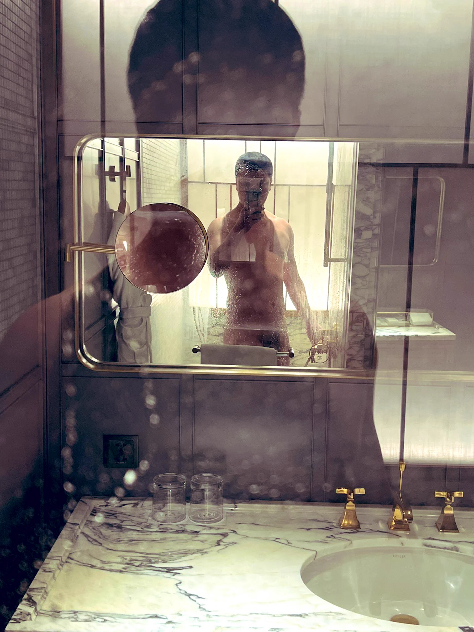 被吐槽了一晚上的不会拍照😅会做爱又会拍照的男人哪里有？很少吧？ https://t.co/q1eDUswRoV
