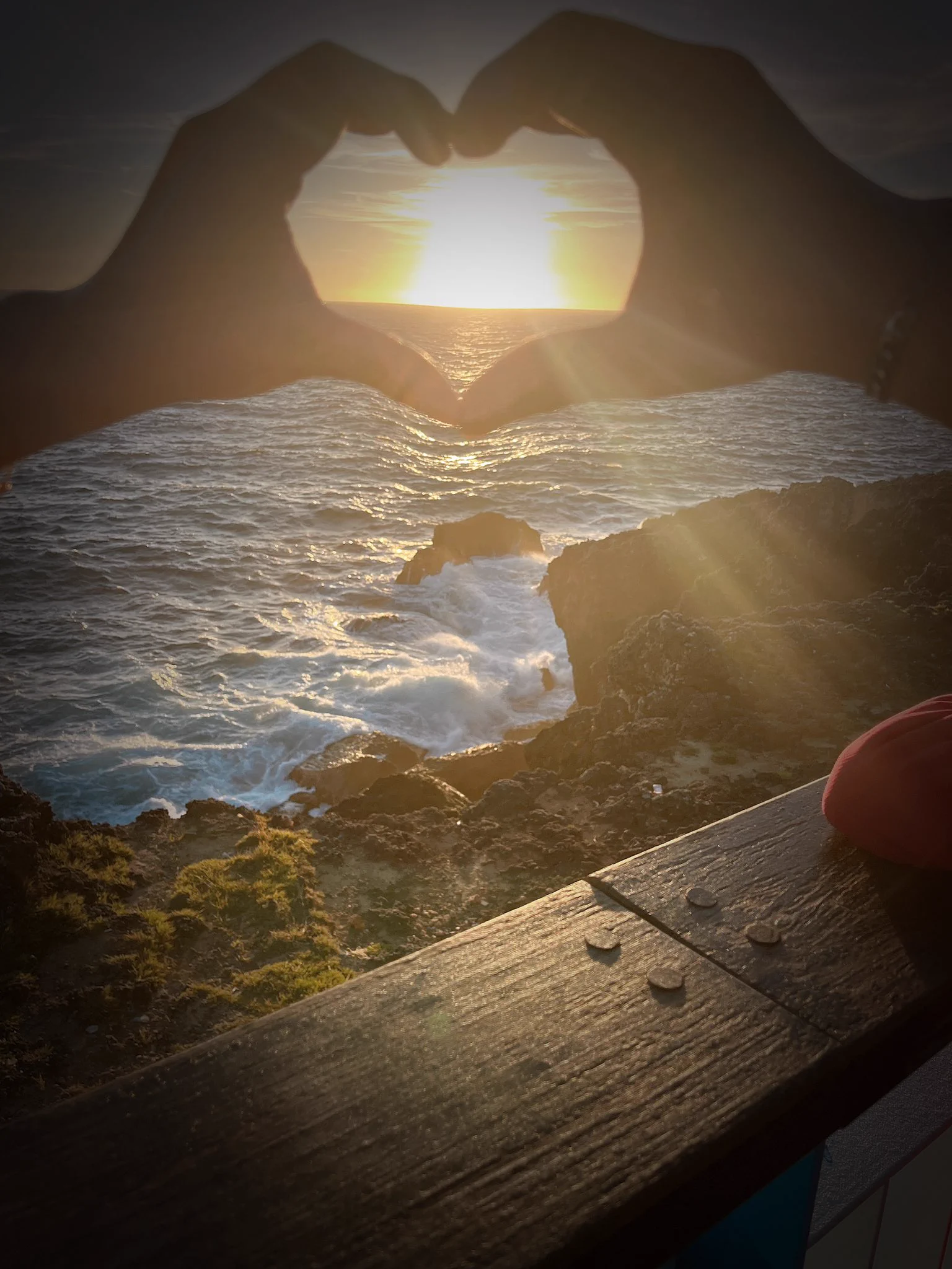 終於等到夕陽下山了，人潮也漸漸散去開拍。#小琉球·落日亭 https://t.co/oOAKWbx7er