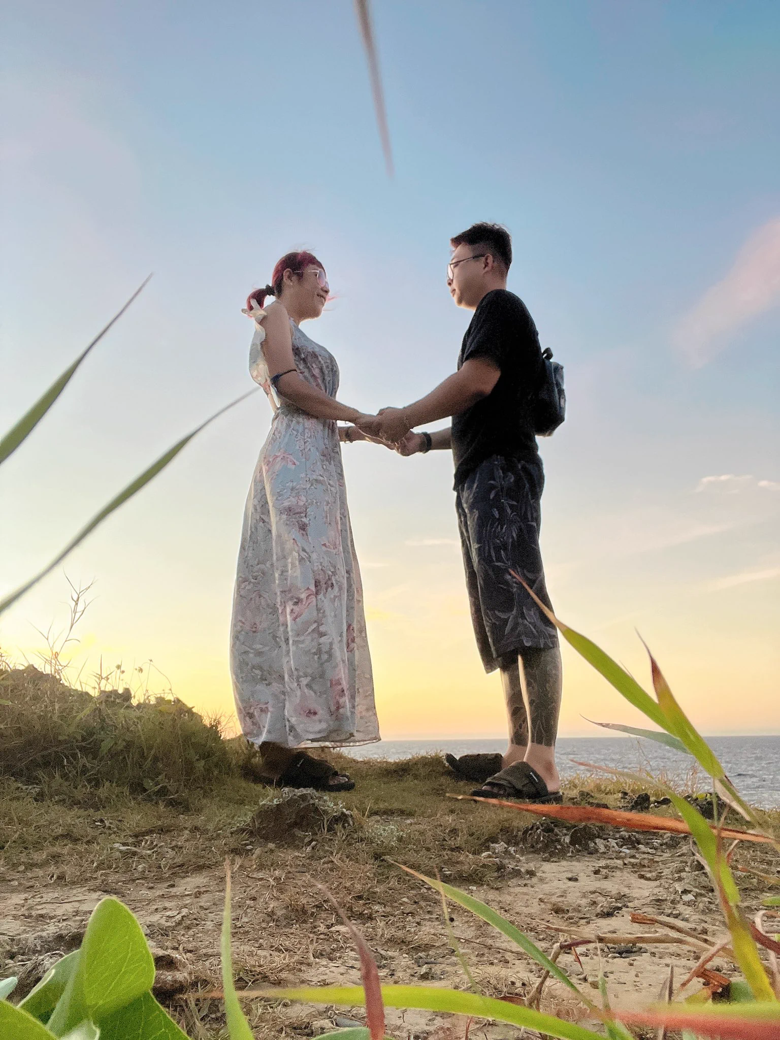 超像在拍婚紗攝影，我們拍照都沒靠路人，都靠路上的石頭或矮牆拍這樣比較自在點。#你願意嗎？我願意！超浪漫的啦！ https://t.co/6qAVFIaop2