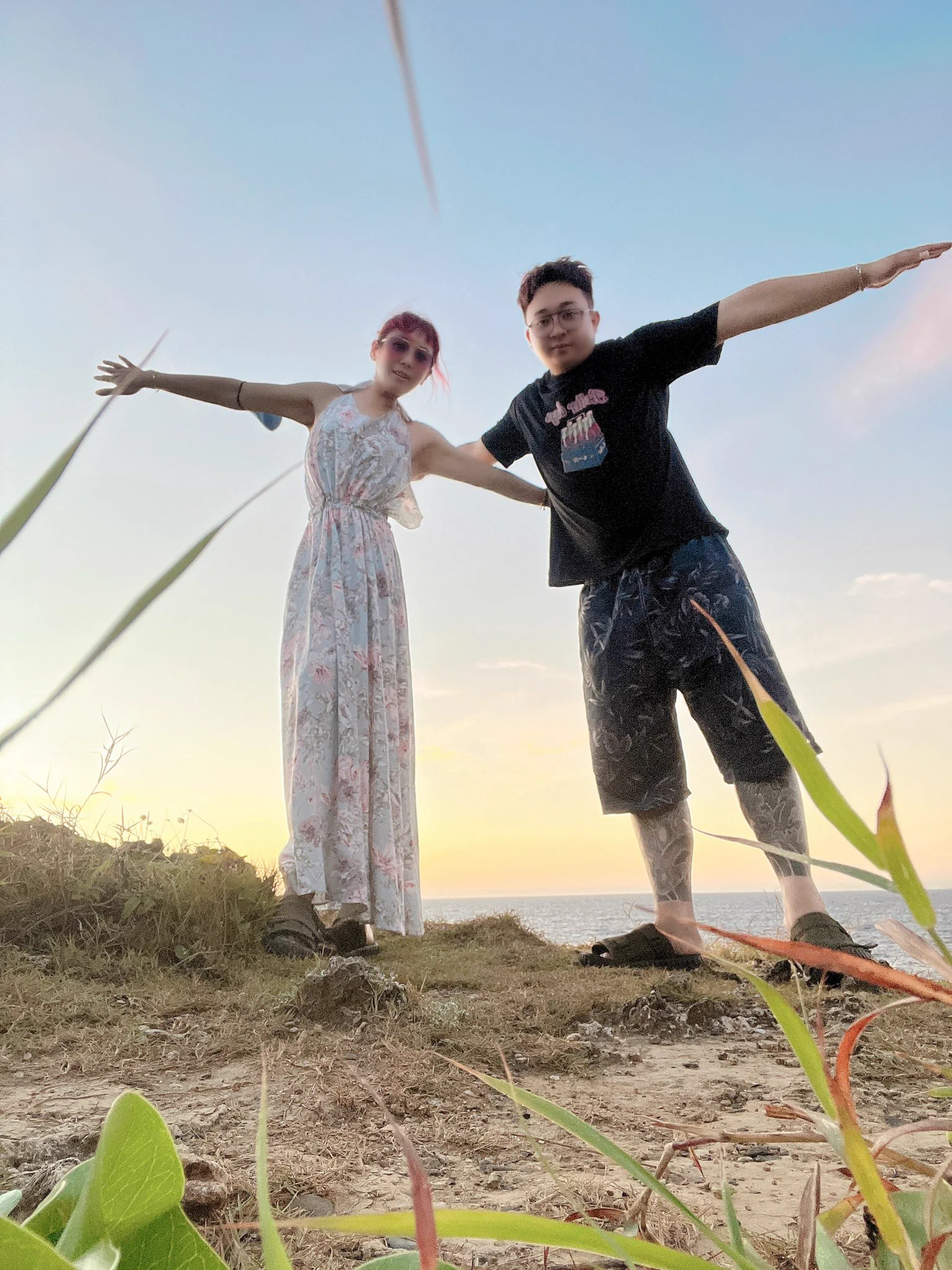 超像在拍婚紗攝影，我們拍照都沒靠路人，都靠路上的石頭或矮牆拍這樣比較自在點。#你願意嗎？我願意！超浪漫的啦！ https://t.co/6qAVFIaop2
