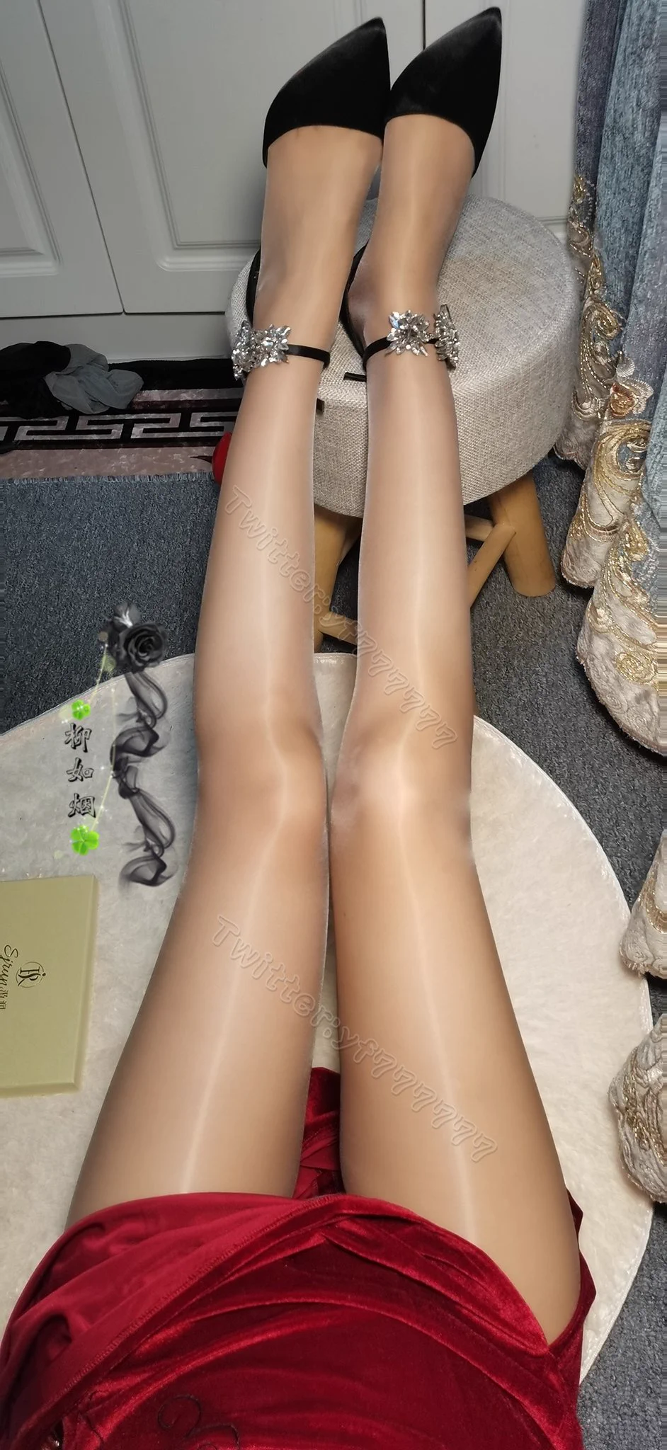 放眼望去，那是一抹抹碧绿的倩影，当蝴蝶乱舞在其周围，当枝条上的露珠不忍离去，这或许，就是生命的盎然与生生不息…@Sjrun_ （K1）系列 #汲润绝妙触感 #汲润丝袜 https://t.co/4juV7BfLG1