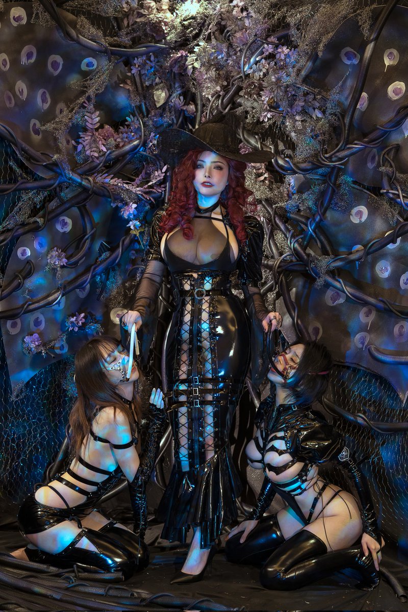 只要你坦然接受自己的罪恶，穿越那黑色的深渊，等待你的将是永恒的神奇与荣耀

魔女:@XiaXiaoqiu
魔犬:@Naitaotaoya 和漂亮姐姐

摄影后期策划:云溪

之前做的这个景现在看也还是好喜欢哦！满足我奇怪xp的一套！姐姐们太棒了，我是真的很喜欢！
全套50p氪金链接:
https://t.co/mwZMpO9If4 https://t.co/du0lT41h9Y