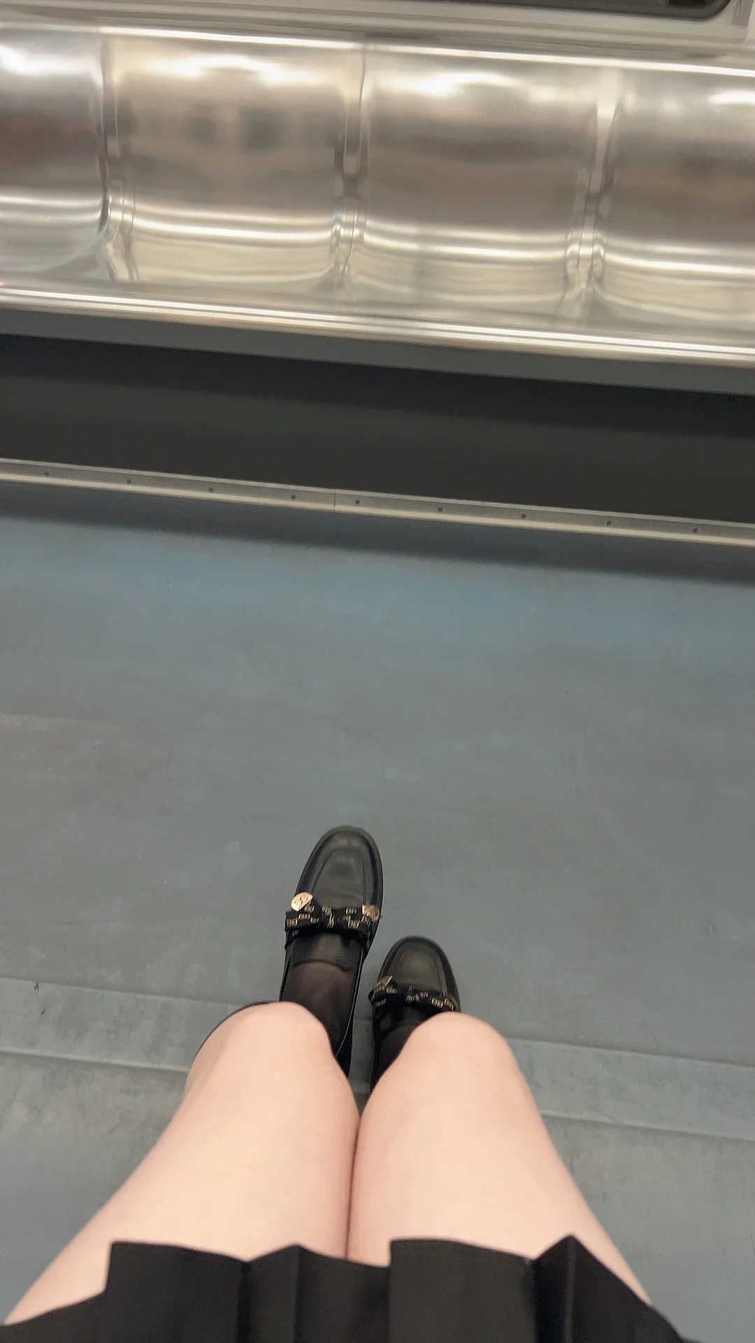 女装坐地铁达成！就是这一身去坐地铁好像有点太显眼了，一路上都在看我的腿，对面有个小伙一直竖着拿着手机对着我，我张开的腿一下子收紧了😃 https://t.co/IGAw9CcJO8