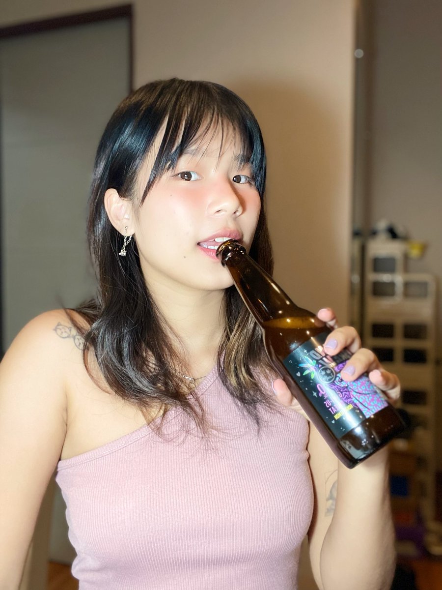 จัดมาแล้ว กับเครื่องดื่มที่เขาว่าดีย์ 0% แอลกอฮอล์ แต่ยังฟิลดี ยังมีสนุกสดชื่นกับเพื่อนๆได้ ส่วนตัวคือชอบนะ กลิ่นโอเค ดื่มง่าย ไม่บาดลิ้น
ถือถ่ายรูปก็ฟิลสาวเกาหลีเกาใจ ไม่ฮาร์ทคอเกินเบอร์😂🤭 ใครอยากลอง รีบเลยยย
#MindBrewLeafly #แค่มีกันก็มันส์ได้ https://t.co/KexUtDcPpR