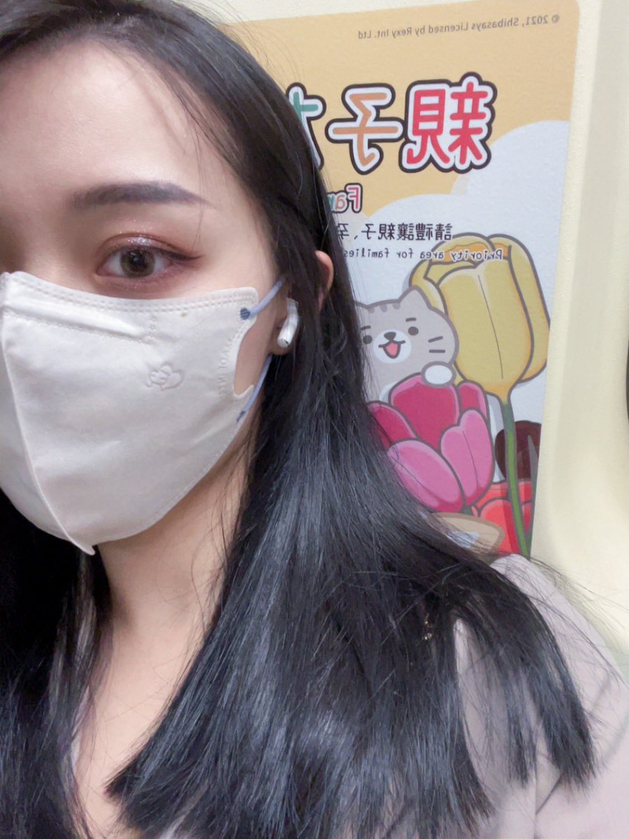 在捷運上被怪人嚇到跑來親子區
立刻戴耳機講電話
其實走路不習慣聽音樂
但必須戴耳機就算什麼都沒播… https://t.co/nPpC7KqI79