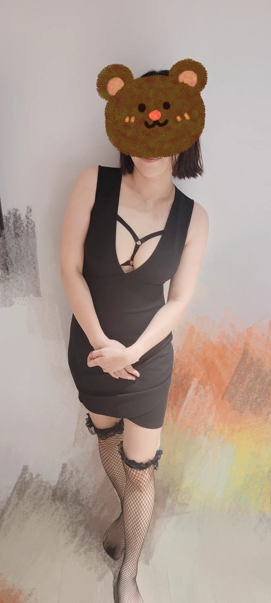 這週要吃某米其林大餐，先來挑衣服..大家覺得這張如何這張現在裡面沒內衣只有開胸衣是露乳的所以現在呈現的是真實的胸型沒有集中深溝😅😅如果這間要穿出門吃飯 裡面就要打黑色的半罩胸罩 會比較爆乳集中跟深溝😂😂還是覺得這件太素不適合法料？網襪也要換掉可能換透膚 https://t.co/BELFP4vrI1