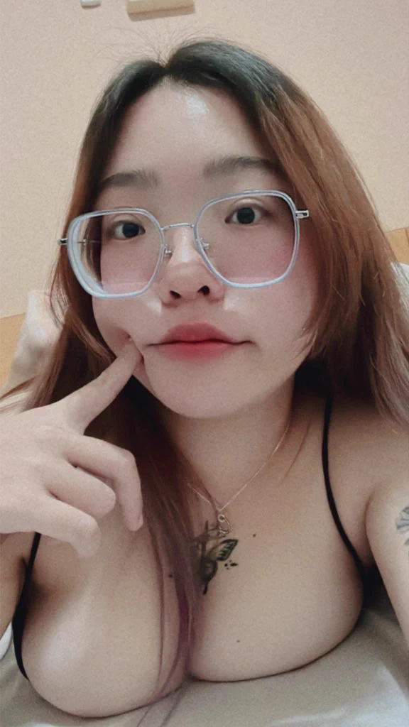 謝謝想找我合作的攝影師們，但現在因為身體的關係不方便暫時沒有接外拍🥲未來情況允許的話再告知大家謝謝你們🙏🏻 https://t.co/ZyiFommDWl