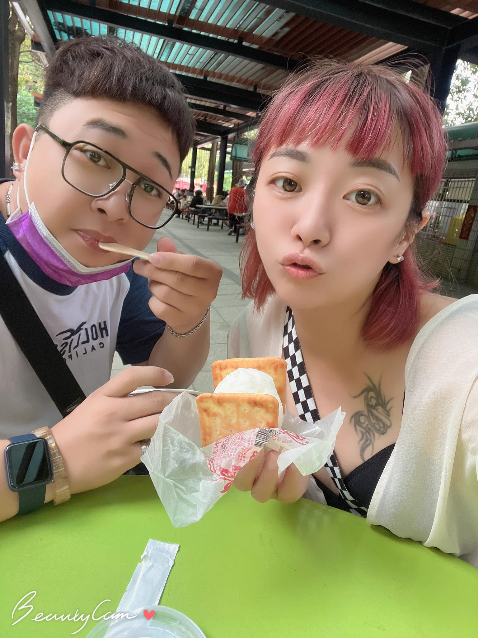 上次專程去吃🌈冰淇淋🍦這次改去吃糖廠冰，說真的算平價，說好吃是還好，但可以消暑有機會可以來吃看看，很多人都買一整箱回家他有附保麗龍箱。#溪湖糖廠 https://t.co/lN7OqRb9fa
