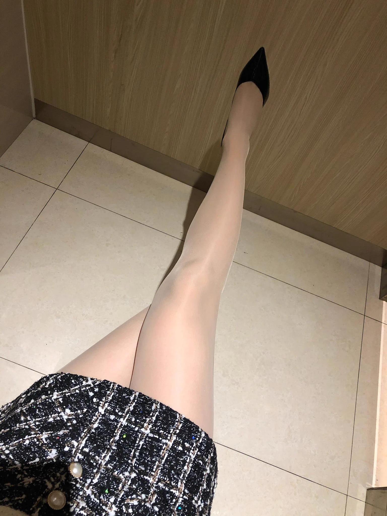 @limerencem 在公司卫生间秀一波美腿！馋了吗？进来找我啊！ @Dream_QY#涞觅丝袜 #肉丝#丝袜#美腿#恋足 https://t.co/s4i5f3IMDK