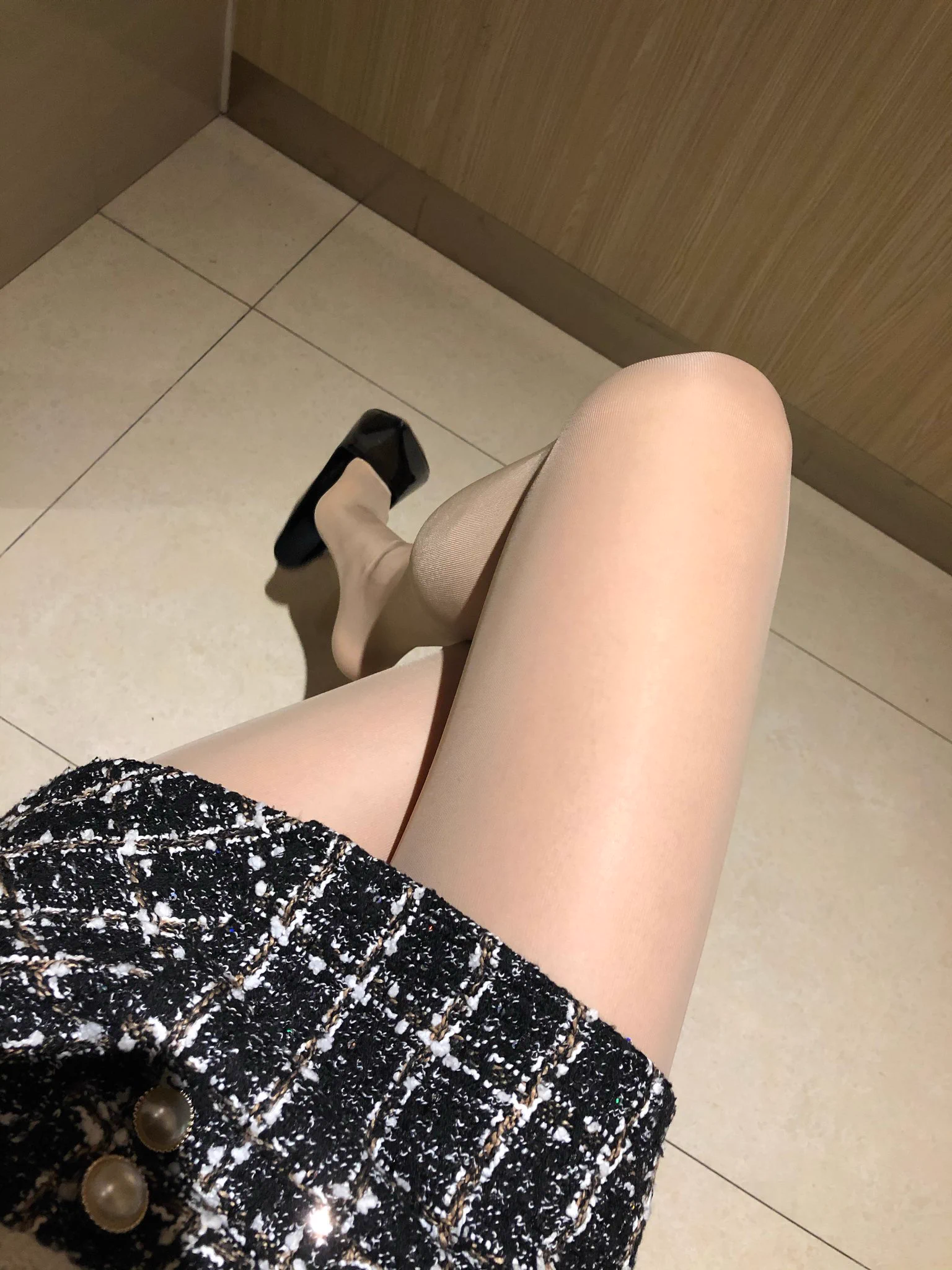 @limerencem 在公司卫生间秀一波美腿！馋了吗？进来找我啊！ @Dream_QY#涞觅丝袜 #肉丝#丝袜#美腿#恋足 https://t.co/s4i5f3IMDK