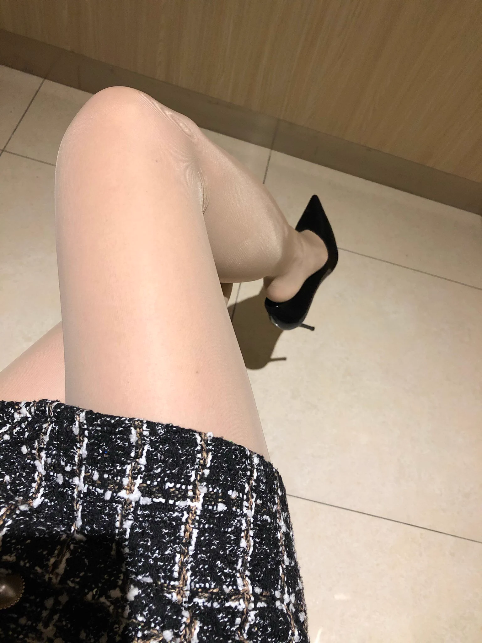 @limerencem 在公司卫生间秀一波美腿！馋了吗？进来找我啊！ @Dream_QY#涞觅丝袜 #肉丝#丝袜#美腿#恋足 https://t.co/s4i5f3IMDK