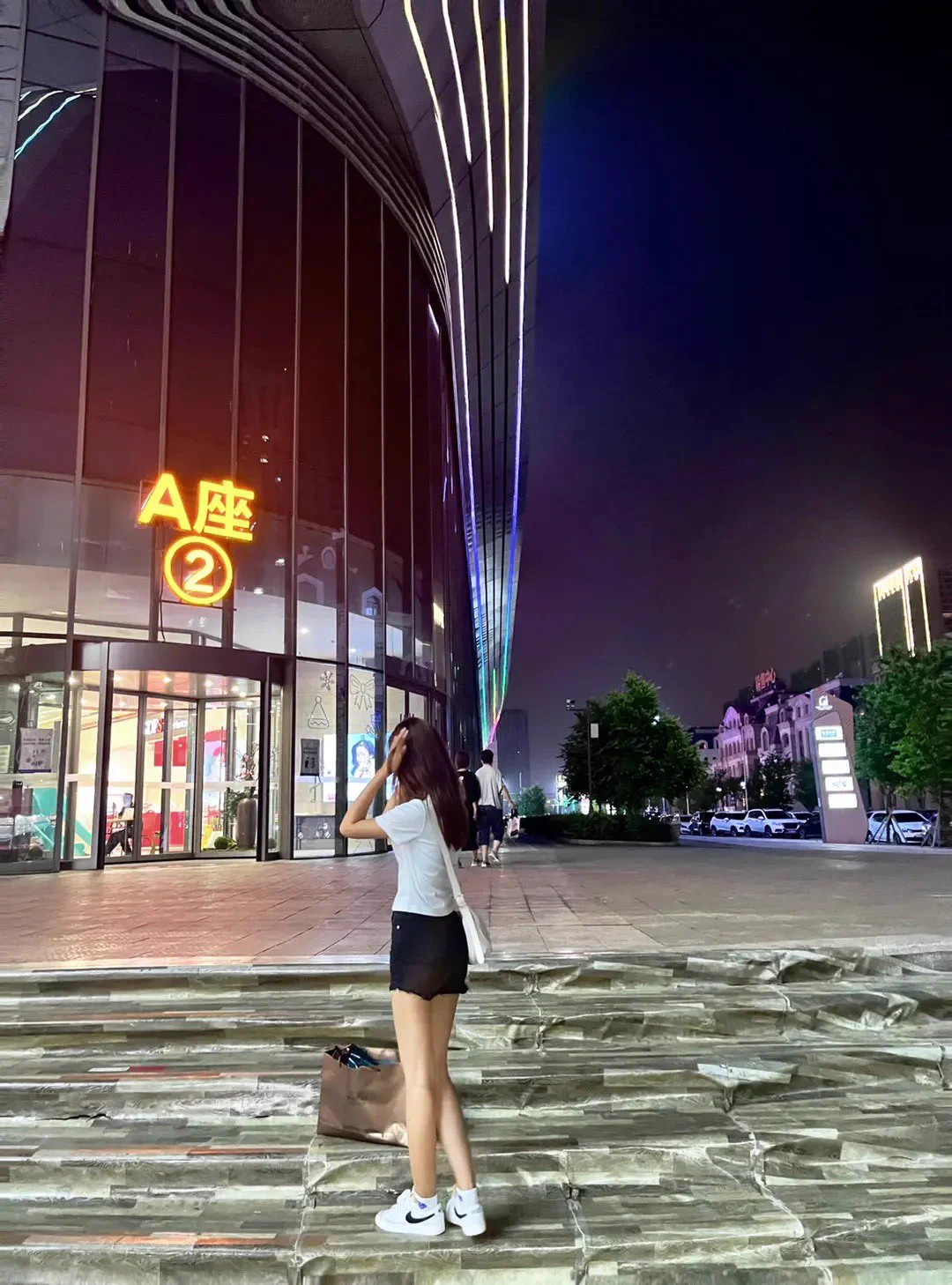 【杨同学系列】自从窥探到她的朋友圈开始，就发现她有这双蓝标的白袜，所以就没有着急弄到手，后来才发现杨同学是有多喜欢这双白袜，每周都有照片刷新到眼帘。可是，我已经知道了这双白袜的结局🥹💦 https://t.co/y8uNccZMiT