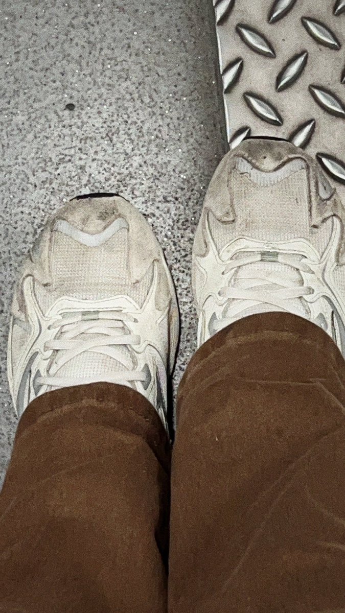 今天在livehouse缺氧的时候脑子里想着：该不会真的要交代在这里吧好丢脸 https://t.co/LD9cWWIaOq