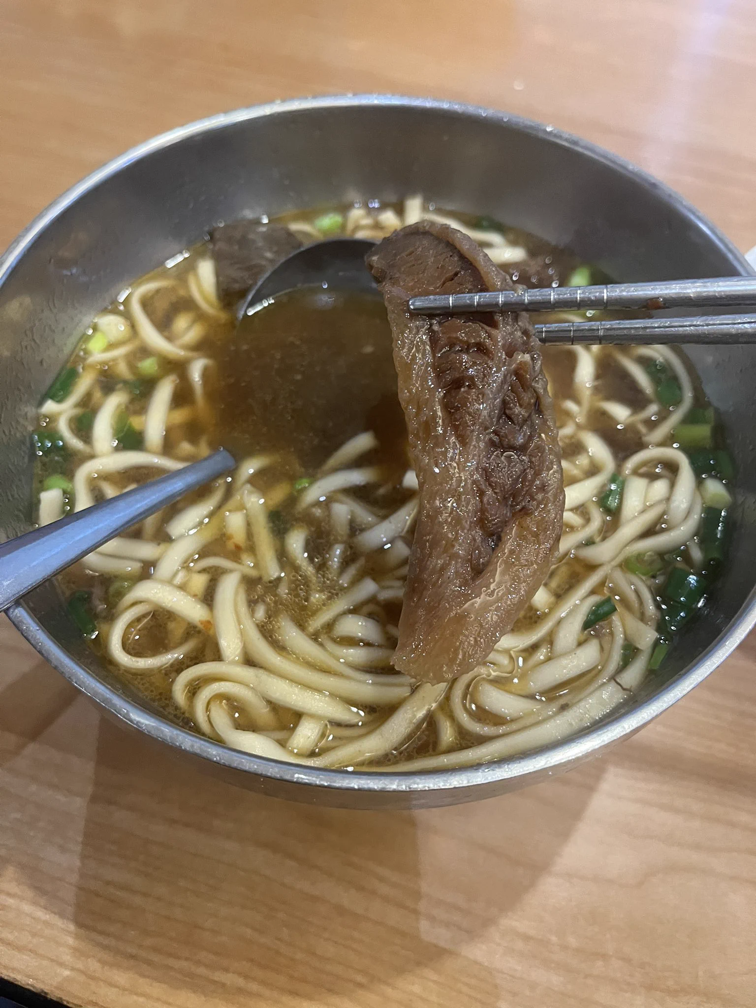 又到了推薦美食時間，這間真的很酷，堪稱一絕，沒錯這家牛肉麵點麵食或飯餐抵銷過90元就豆漿、豆花吃到飽，豆花超柔軟綿密，豆漿超濃好喝，真的是被牛肉麵耽誤的豆花店，不過他主食牛肉麵肉超大塊超軟嫩麵條也很Q都不錯吃啦！#新竹老皮牛肉麵 https://t.co/B1kGqkSsVz