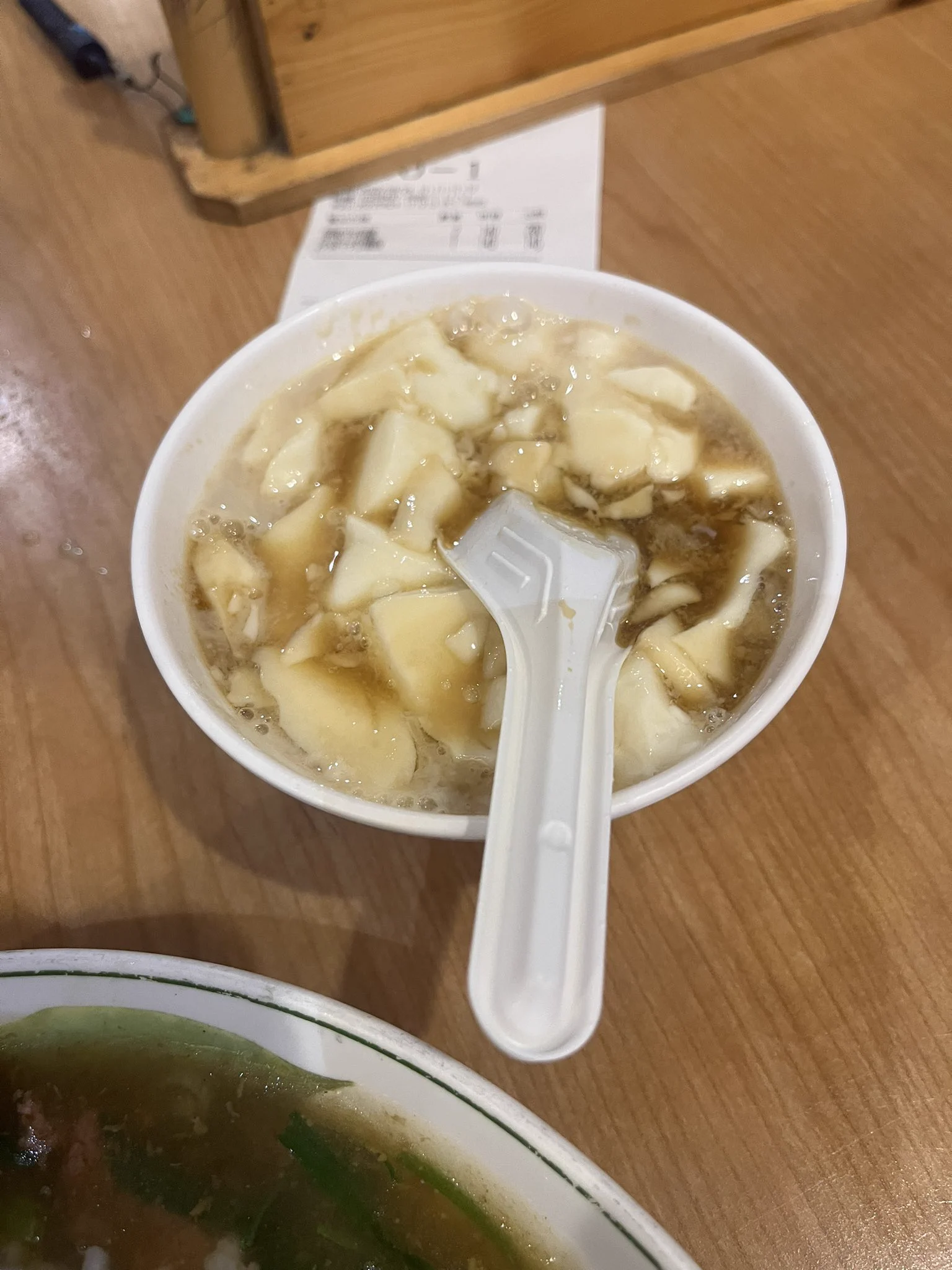 又到了推薦美食時間，這間真的很酷，堪稱一絕，沒錯這家牛肉麵點麵食或飯餐抵銷過90元就豆漿、豆花吃到飽，豆花超柔軟綿密，豆漿超濃好喝，真的是被牛肉麵耽誤的豆花店，不過他主食牛肉麵肉超大塊超軟嫩麵條也很Q都不錯吃啦！#新竹老皮牛肉麵 https://t.co/B1kGqkSsVz