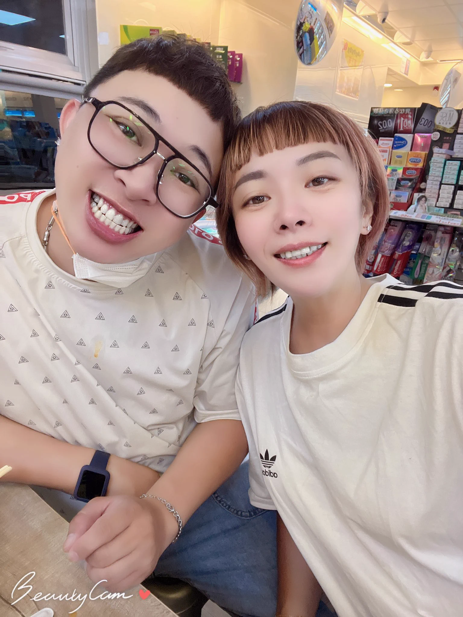 新髮型清爽多了，有可愛嗎？感謝客人不接電話及不回訊息，讓我們飽足一餐，拜託下次不方便接電話可以直接備註放門口或者怎麼樣，別讓我們空等。餐期在跑時真的很浪費時間在等待，沒賺到錢還要幫忙銷毀東西，一個鍋我就吃不完了更何況兩個鍋😱 https://t.co/VsYr5JZSEA