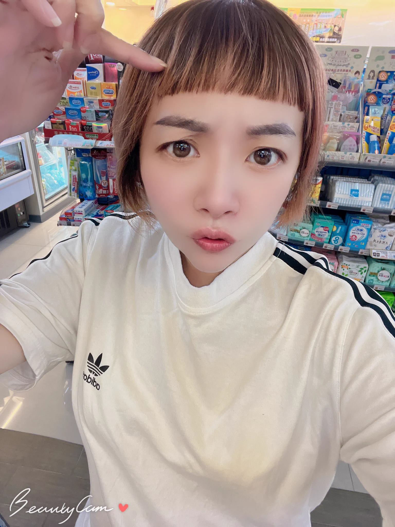 新髮型清爽多了，有可愛嗎？感謝客人不接電話及不回訊息，讓我們飽足一餐，拜託下次不方便接電話可以直接備註放門口或者怎麼樣，別讓我們空等。餐期在跑時真的很浪費時間在等待，沒賺到錢還要幫忙銷毀東西，一個鍋我就吃不完了更何況兩個鍋😱 https://t.co/VsYr5JZSEA