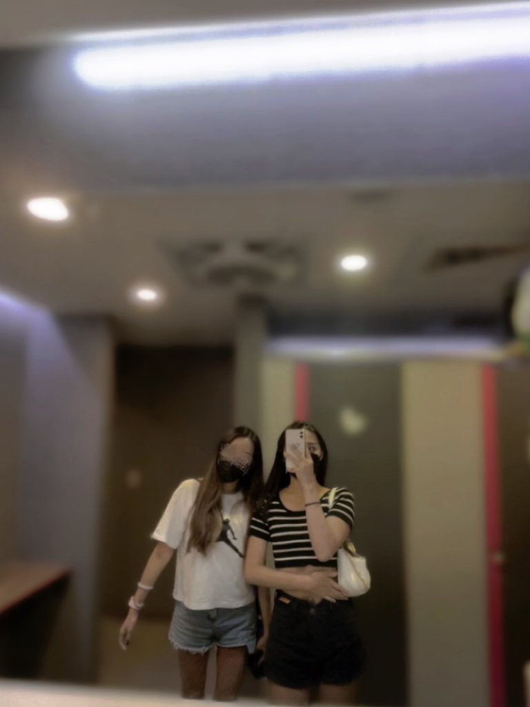 ：我發這個ㄛ可嗎？
：可以.可是我看起來怎麼很笨的感覺

（是看起來嗎？）
這個女人硬要踮腳看起來跟我差不多高🤣🤣🤣
@elsababy4u https://t.co/83uJtaBjrq