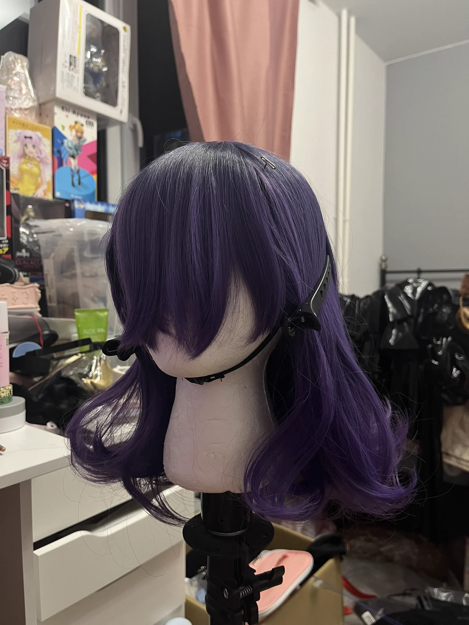 I'm still sorting out boxes from moving in and learning how to style my own wigs a bit!🥺 it turned out to be more difficult than it actually looks... by the way, did you guess the character? 👻 https://t.co/Llbaw9aOe7