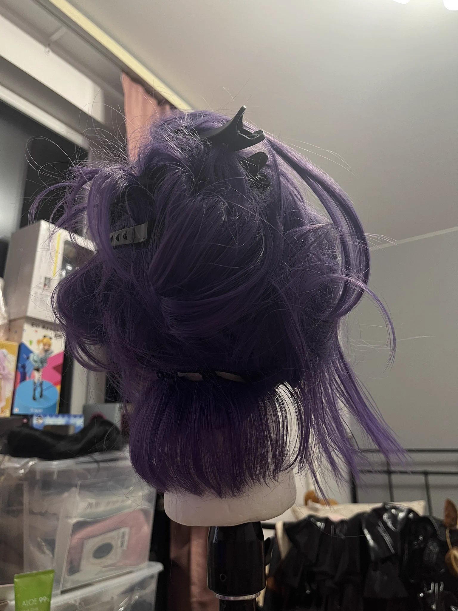 I'm still sorting out boxes from moving in and learning how to style my own wigs a bit!🥺 it turned out to be more difficult than it actually looks... by the way, did you guess the character? 👻 https://t.co/Llbaw9aOe7