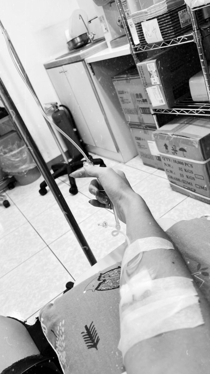 是感冒的關係嗎？
失眠了

只不過是流鼻水喉嚨痛的小感冒
被醫生說的像是我要去了
量完血壓冷笑兩聲
然後還吊點滴
我真心問號❓

p.m 9:20 https://t.co/sydQ4Tdn0t