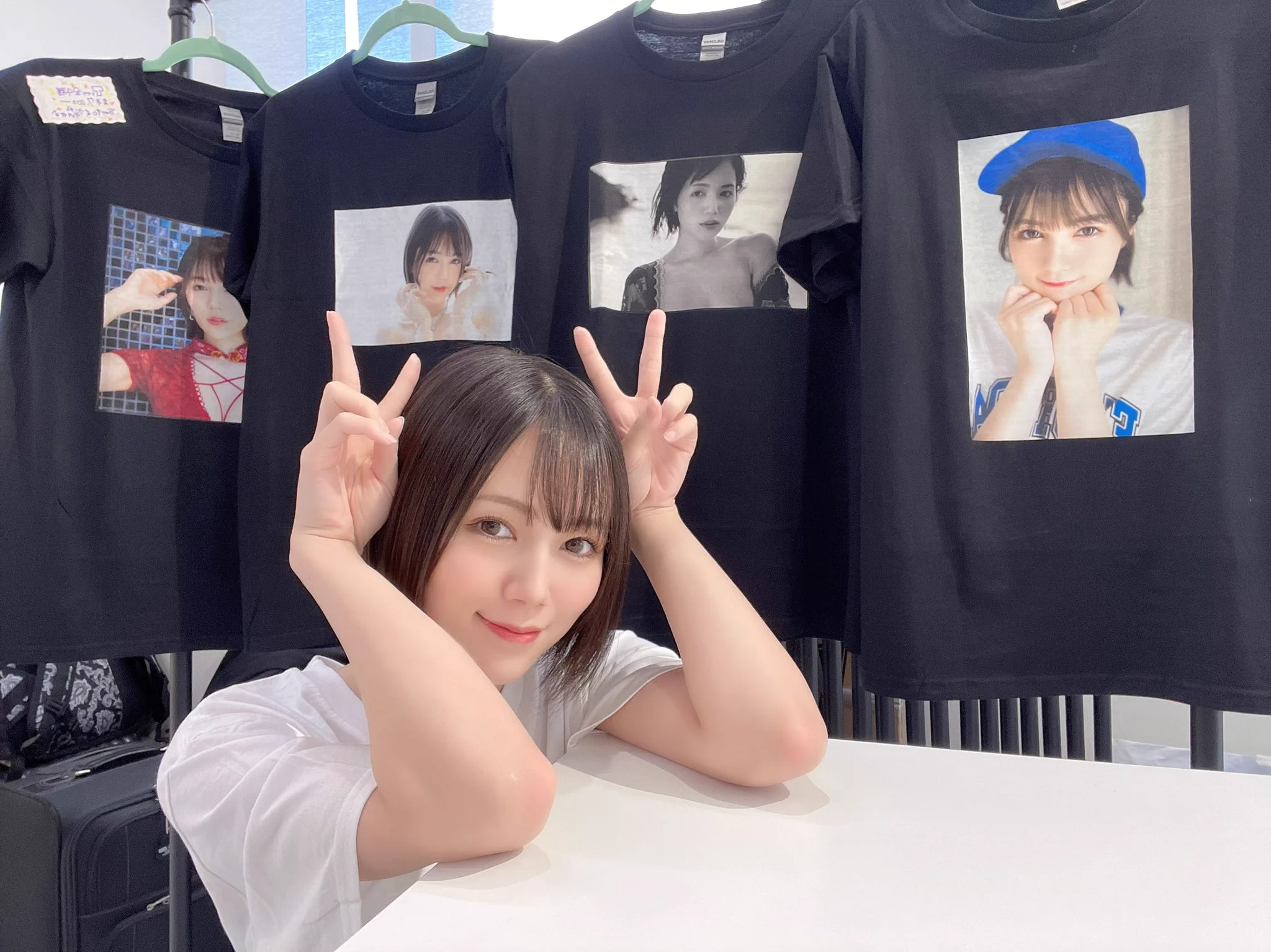 写真展「れもん」大阪1日目ありがとうございました🫧 明日は13:00くらいから在廊予定なので、宜しくお願いします🙇‍♂️♡ https://t.co/47GzLyWwAU